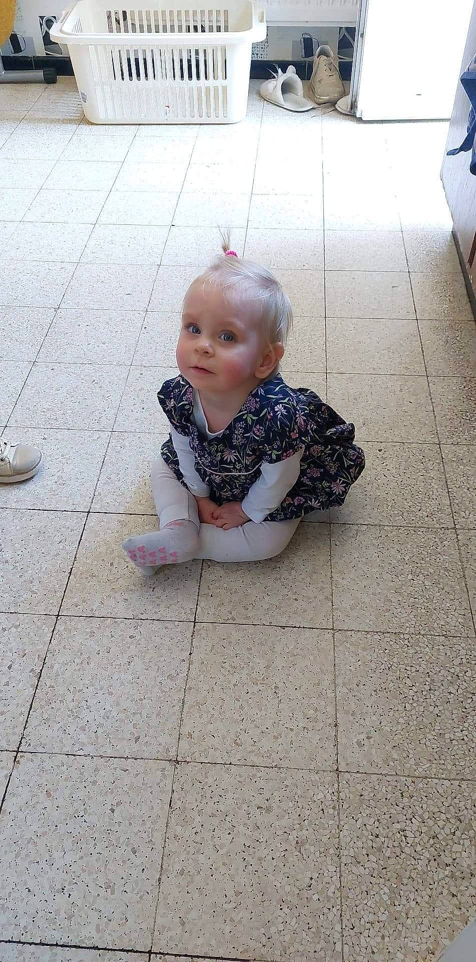 Alexia a rejoint le concours — aidez-le/la à gagner de superbes lots ! asphalt, baby, baby_toddler_clothing, chin, concrete, floor, flooring, grass, grey, hardwood, human_leg, pattern, person, road_surface, sidewalk, sitting, skin, standing, toddler, vertebrate