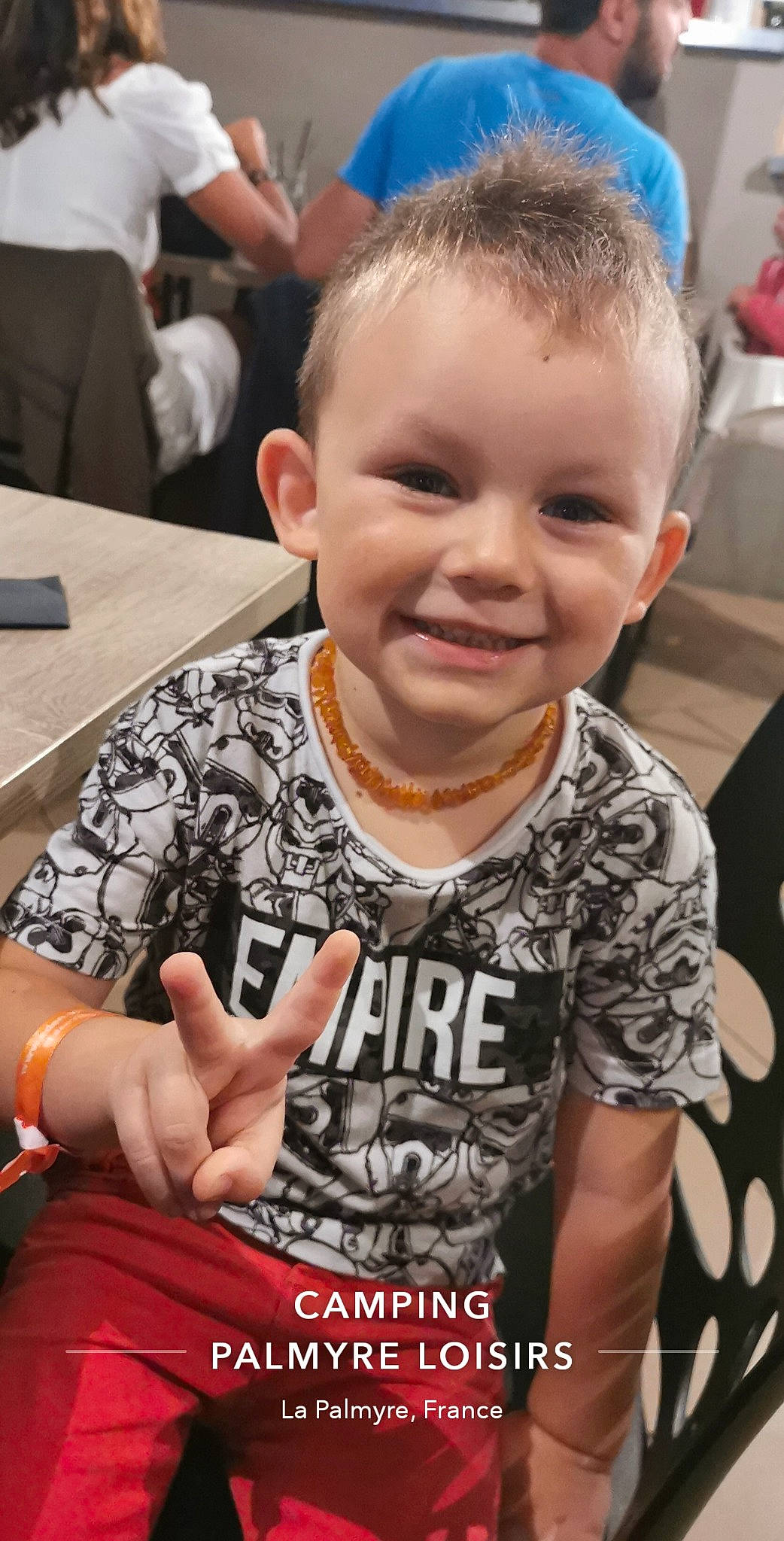 Maxence participe au concours pour gagner de l'argent avec cette photo : arm, chair, cheek, child, chin, crew_cut, ear, event, eyelash, finger, forehead, fun, gesture, happy, headwear, joy, person, sleeve, smile, t_shirt