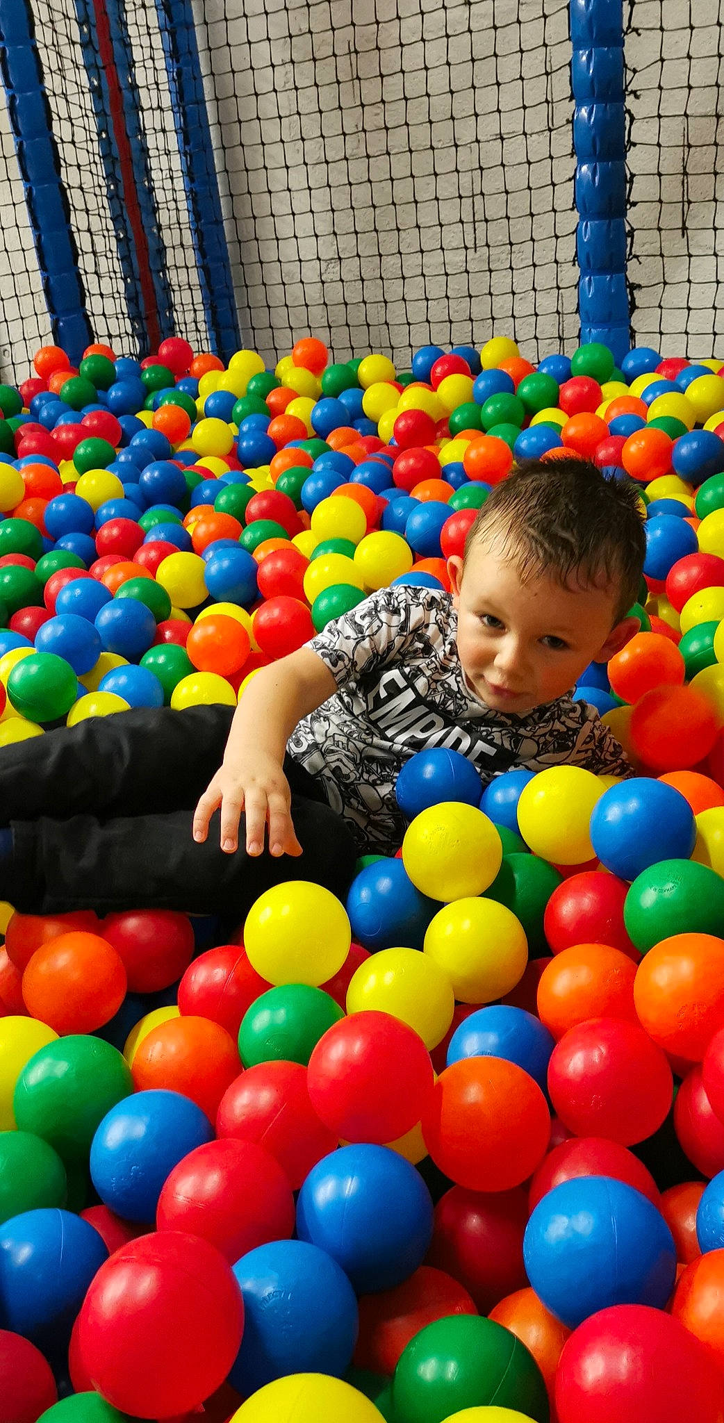 Maxence a rejoint le concours — aidez-le/la à gagner de superbes lots ! baby, ball, ball_pit, blue, child, electric_blue, event, fun, happy, human_settlement, leisure, person, photograph, play, playground, product, recreation, snapshot, toddler, toy