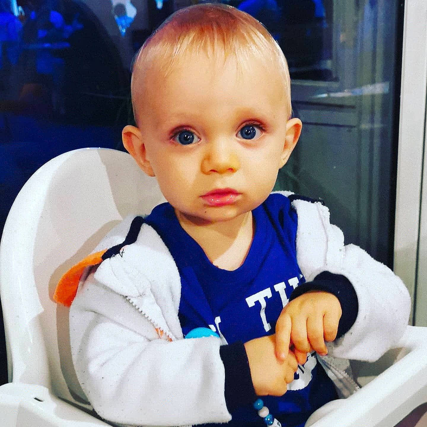 Alessio a rejoint le concours — aidez-le/la à gagner de superbes lots ! baby, baby_toddler_clothing, blue, chair, cheek, child, electric_blue, eye, eyebrow, fun, gesture, hand, human_body, iris, mouth, nose, person, sleeve, t_shirt, thumb