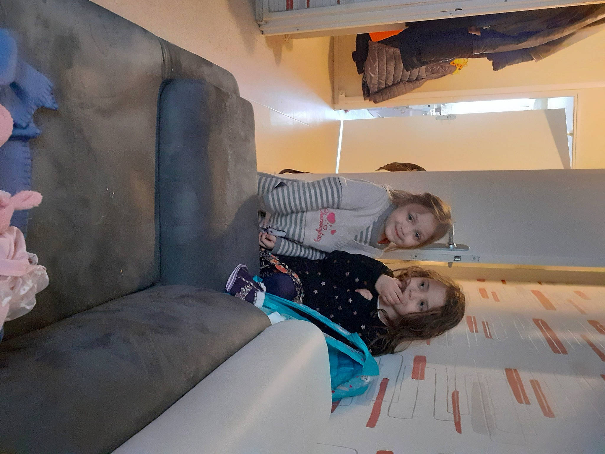 Imane participe au concours pour gagner de l'argent avec cette photo : air_travel, automotive_design, ceiling, child, comfort, couch, floor, flooring, fun, house, interior_design, joy, leisure, living_room, luxury_vehicle, person, recreation, room, sitting, toddler