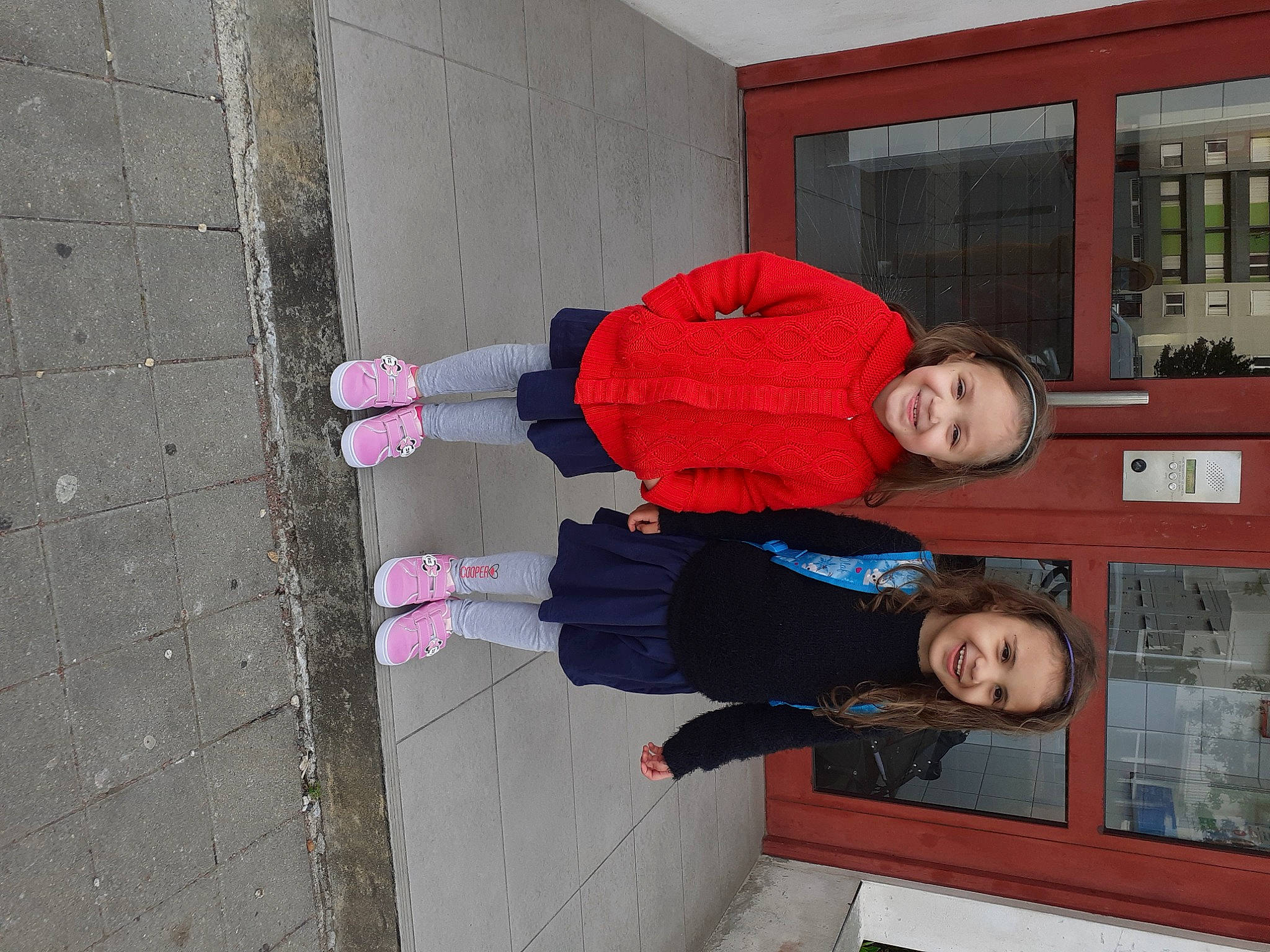 Imane participe au concours pour gagner de l'argent avec cette photo : building, cleanliness, composite_material, concrete, joy, person, road_surface, sidewalk, smile, thigh, walking_shoe