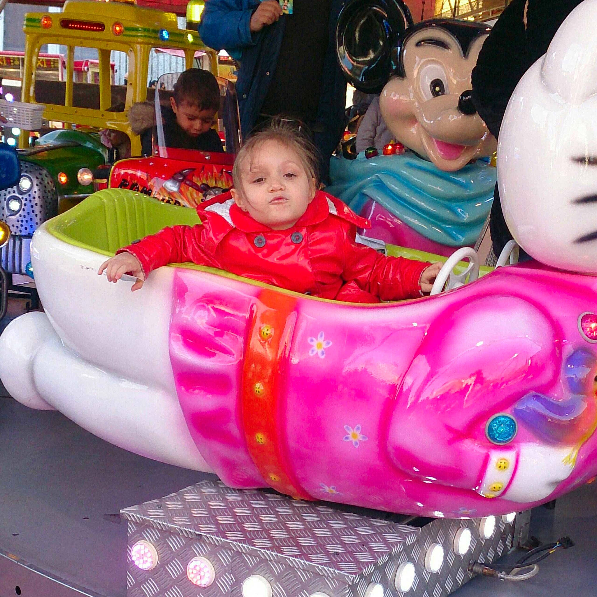 Imane participe au concours pour gagner de l'argent avec cette photo : amusement_park, amusement_ride, carmine, cool, event, fun, happy, human_body, leisure, magenta, nonbuilding_structure, organ, outdoor_recreation, person, personal_protective_equipment, pink, playground, product, recreation, toddler