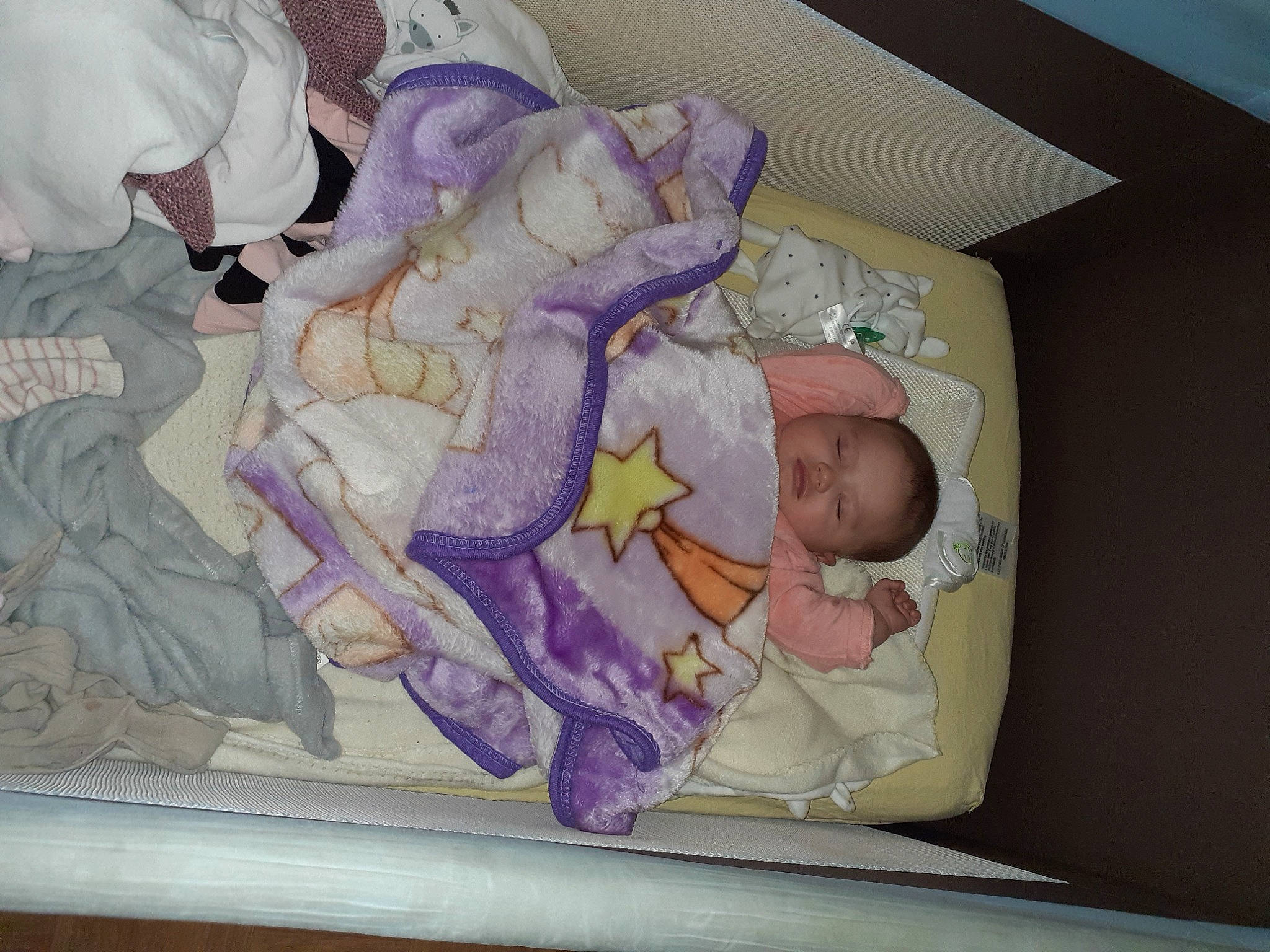 Jannah a rejoint le concours — aidez-le/la à gagner de superbes lots ! art, baby, baby_products, child, comfort, fictional_character, infant_bed, lap, linens, nap, person, pink, purple, room, sleep, toddler