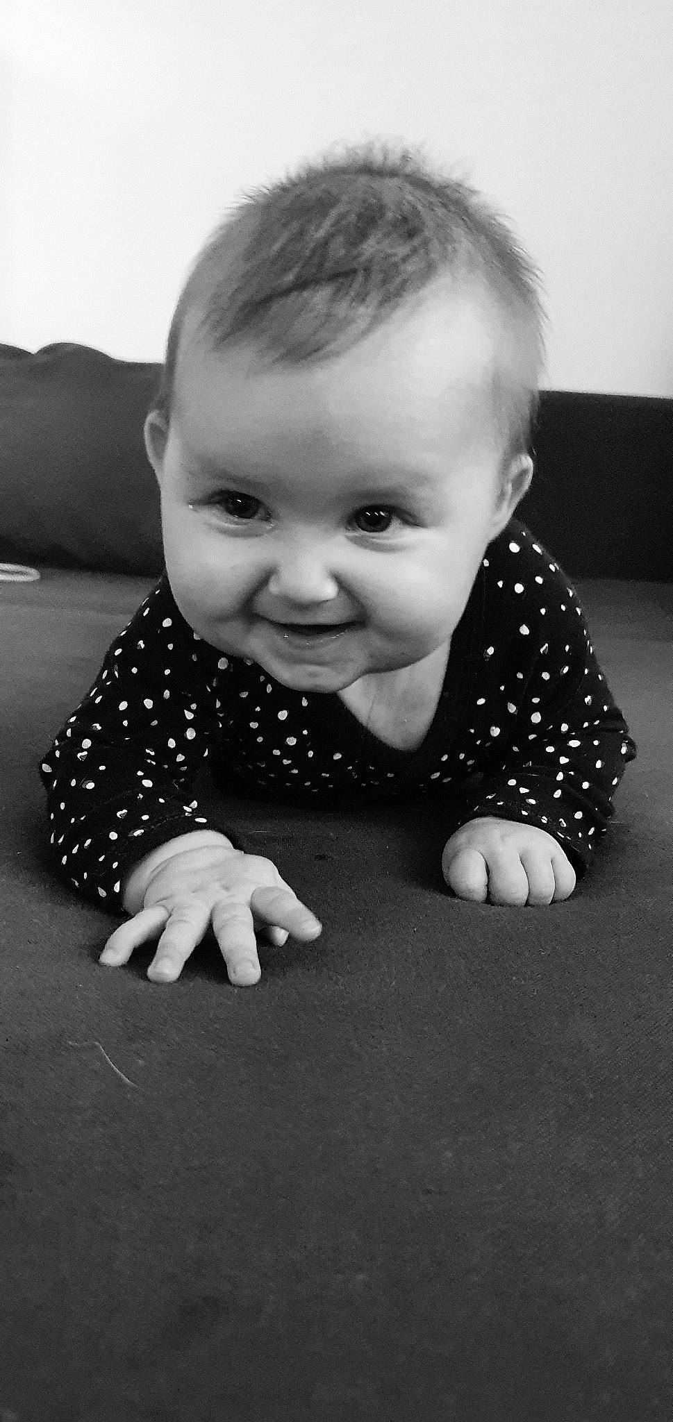 Mandy participe au concours pour gagner de l'argent avec cette photo : baby, black, black_and_white, cheek, child, crawling, face, finger, hand, head, joy, monochrome, monochrome_photography, person, photograph, photography, portrait, smile, snapshot, stock_photography