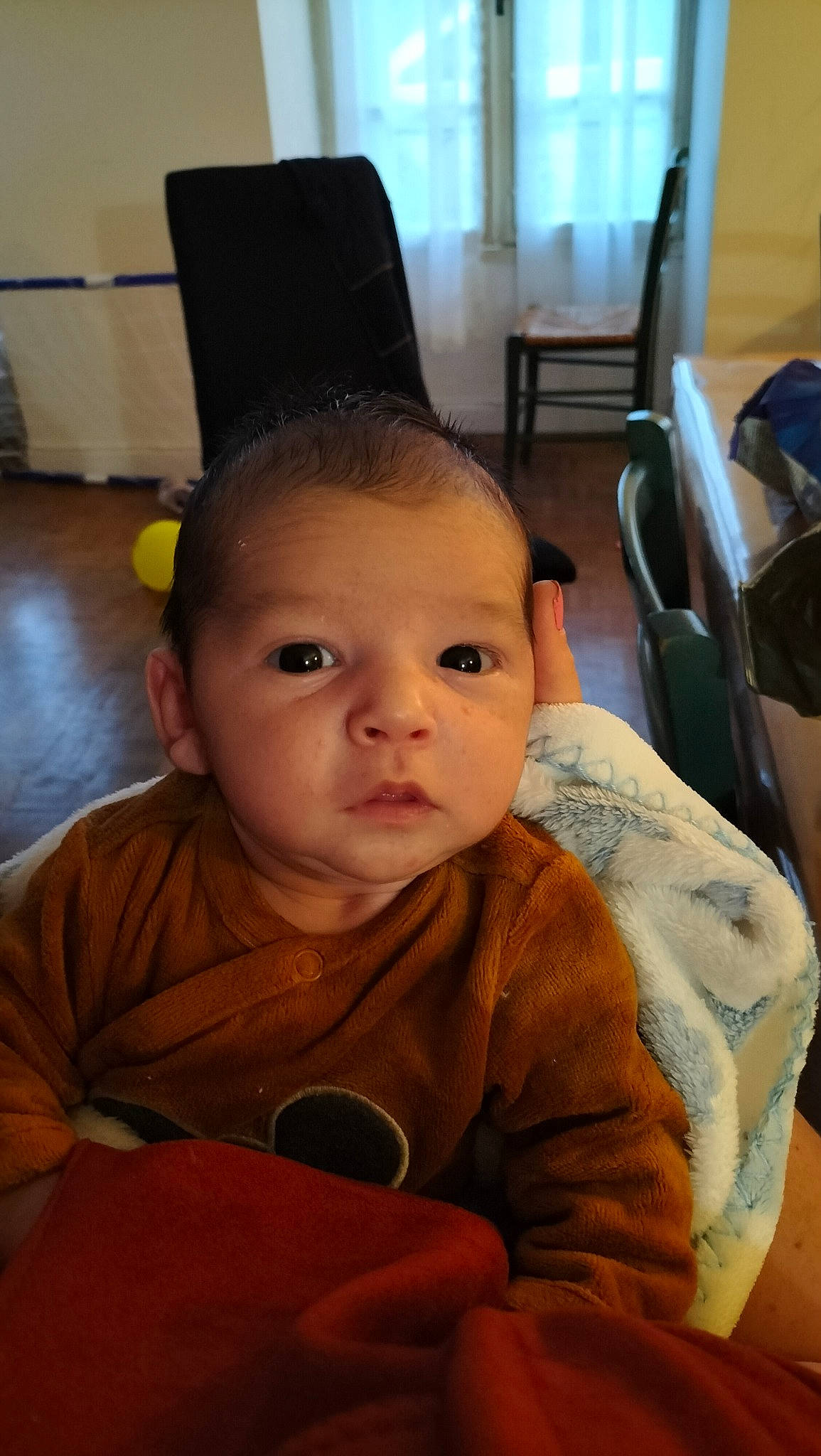 Lenny participe au concours pour gagner de l'argent avec cette photo : baby, baby_toddler_clothing, chair, cheek, child, chin, comfort, flooring, fun, hairstyle, iris, nose, person, room, sitting, skin, smile, thumb, toddler, vacation