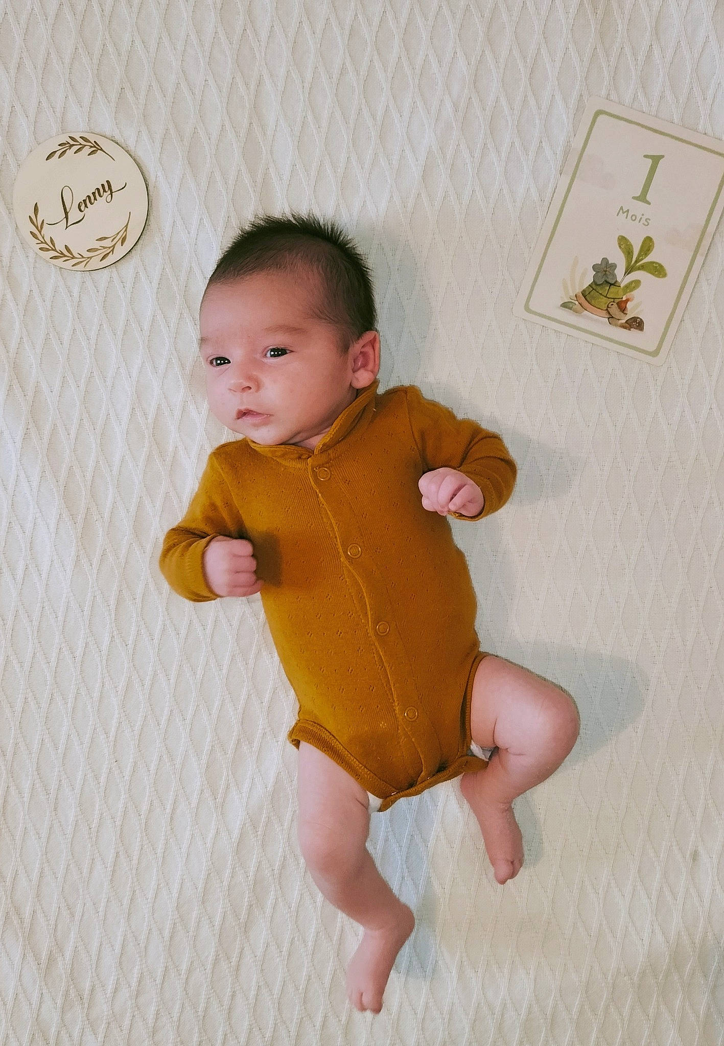 Lenny a rejoint le concours — aidez-le/la à gagner de superbes lots ! baby, baby_products, baby_toddler_clothing, barefoot, cheek, child, eye, flooring, foot, gesture, human_leg, infant_bodysuit, nail, pattern, person, room, sleeve, stomach, thigh, thumb
