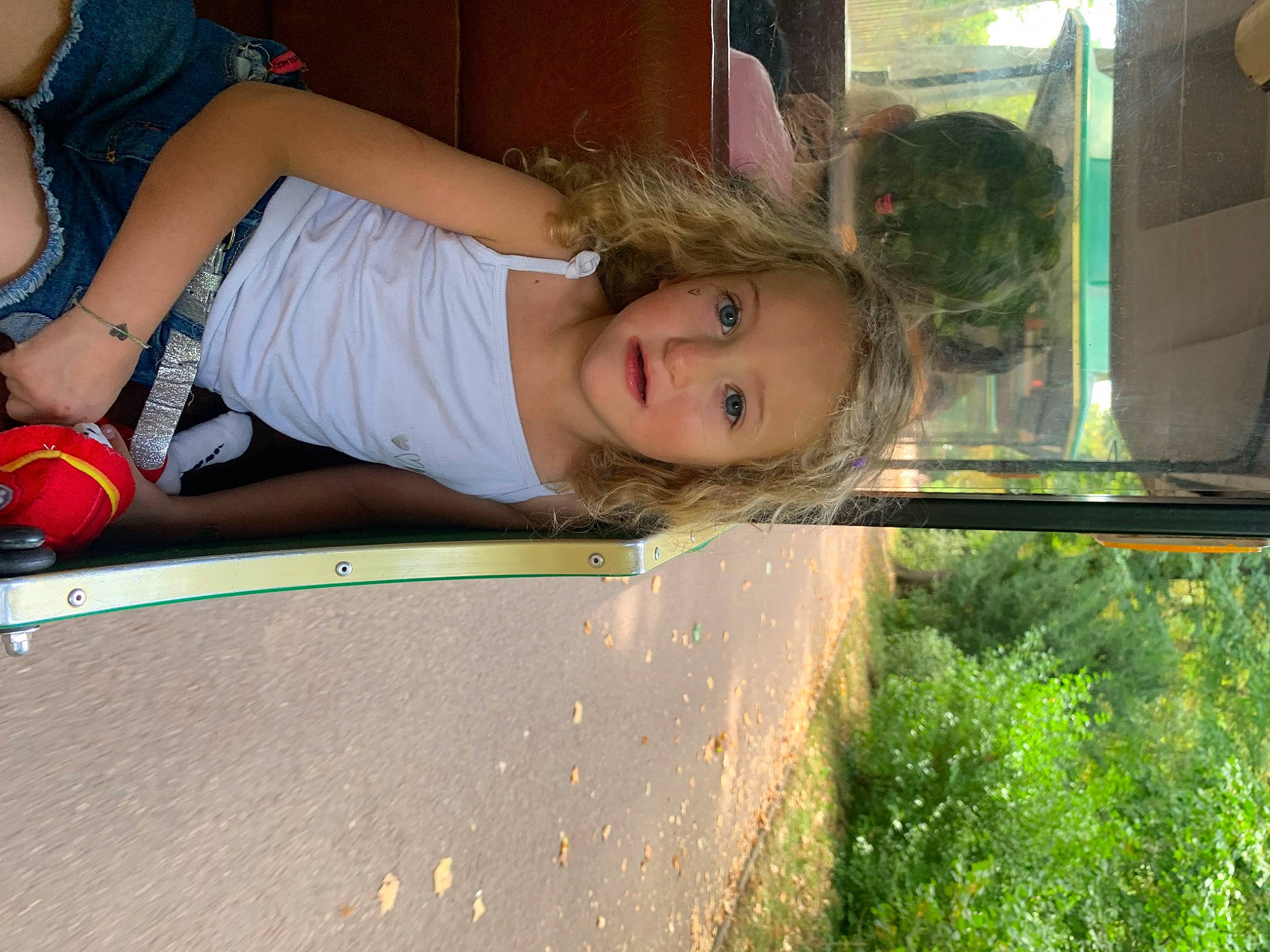 Alice a rejoint le concours — aidez-le/la à gagner de superbes lots ! brown_hair, child, fun, grass, house, human_leg, knee, leisure, long_hair, person, plant, sitting, sunglasses, tints_and_shades, toddler, tree, vacation, vehicle_door, window