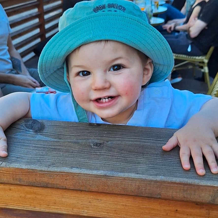 Léo a rejoint le concours — aidez-le/la à gagner de superbes lots ! blue_sky, building, cafe, casual, child, daylight, fence, group, happy, hat, outdoor, people, person, portrait, smile, street, table, toddler, urban, wood