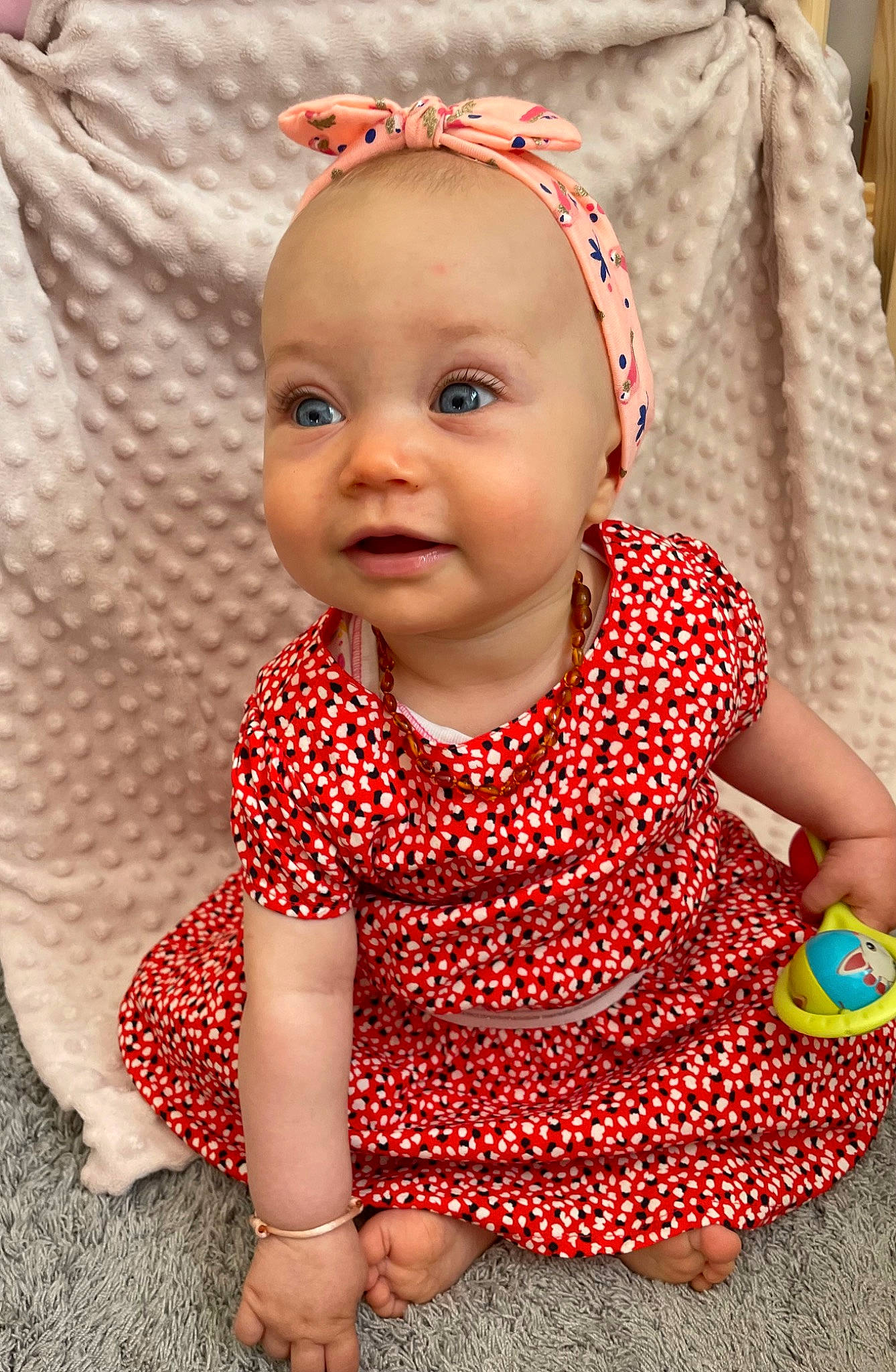 Elsa participe au concours pour gagner de l'argent avec cette photo : baby, baby_toddler_clothing, cheek, child, dress, facial_expression, flooring, fun, happy, head, human, lip, neck, outerwear, pattern, person, pink, skin, sleeve, textile