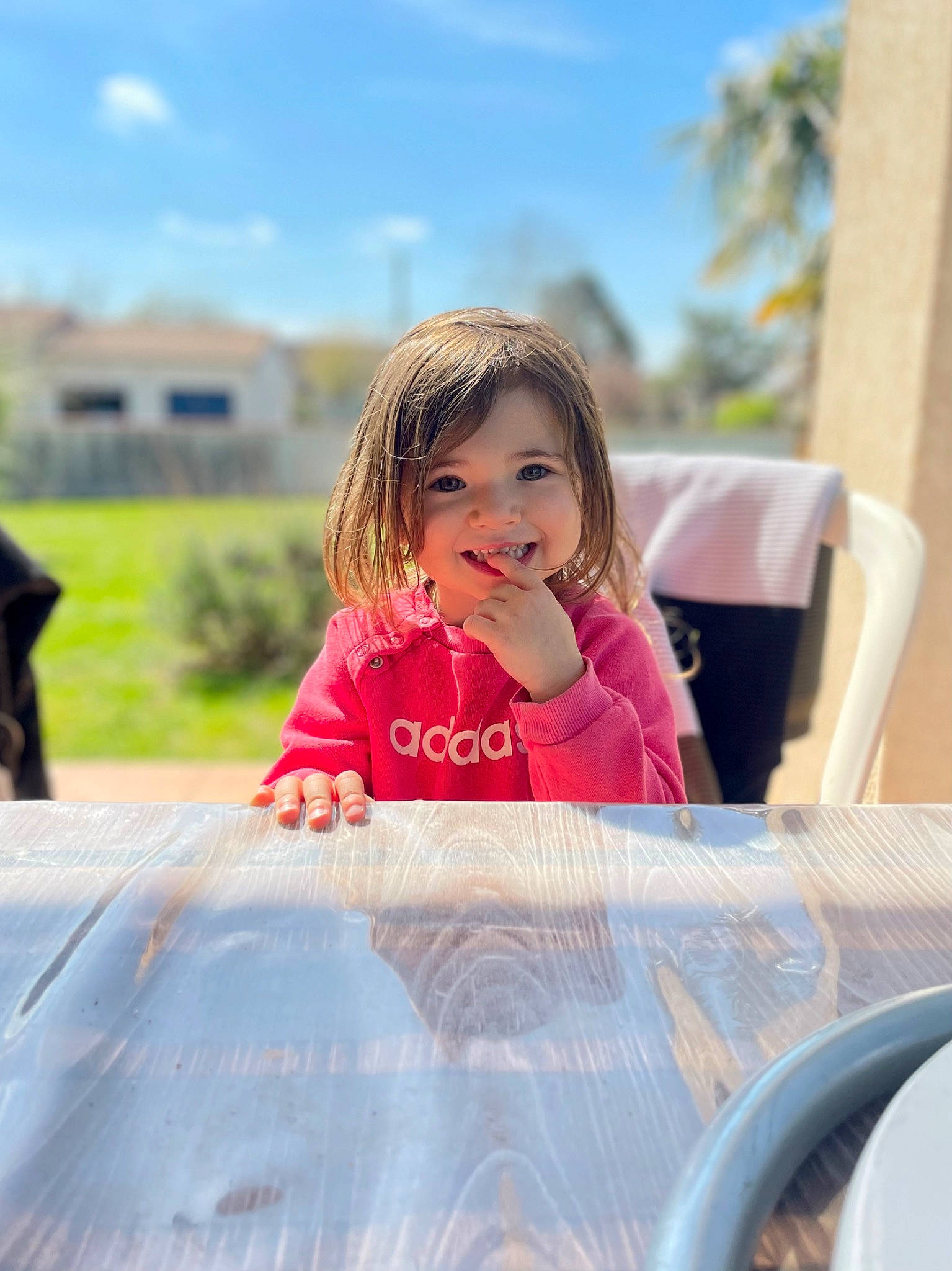 Giovanna participe au concours pour gagner de l'argent avec cette photo : blond, brown_hair, child, city, dress, event, fun, grass, happy, joy, leisure, long_hair, magenta, motor_vehicle, person, plant, recreation, sitting, sky, smile