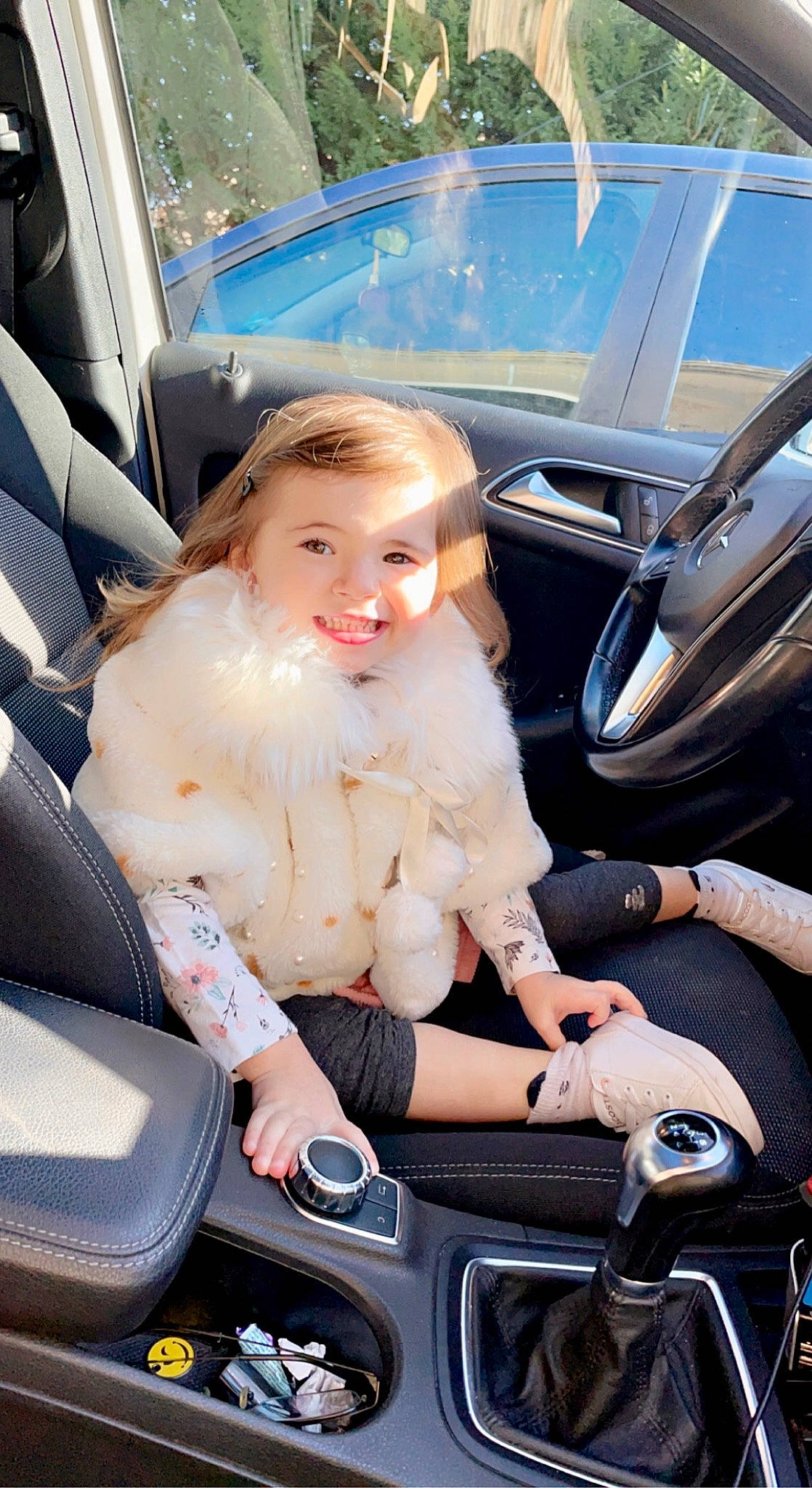 Giovanna participe au concours pour gagner de l'argent avec cette photo : auto_part, automotive_design, automotive_exterior, automotive_lighting, blue, car, car_seat, car_seat_cover, dress, hood, joy, mid_size_car, mode_of_transport, motor_vehicle, person, personal_luxury_car, product, steering_part, steering_wheel, vehicle