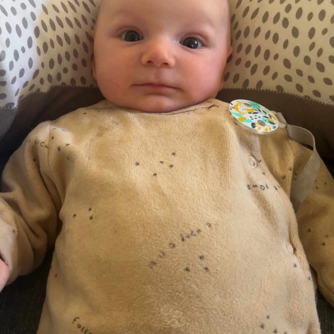 Constance a rejoint le concours — aidez-le/la à gagner de superbes lots ! baby, blanket, child, clothing, comfort, cushion, cute, expression, eyes, face, head, indoor, infant, pattern, person, portrait, seated, skin, soft, warm