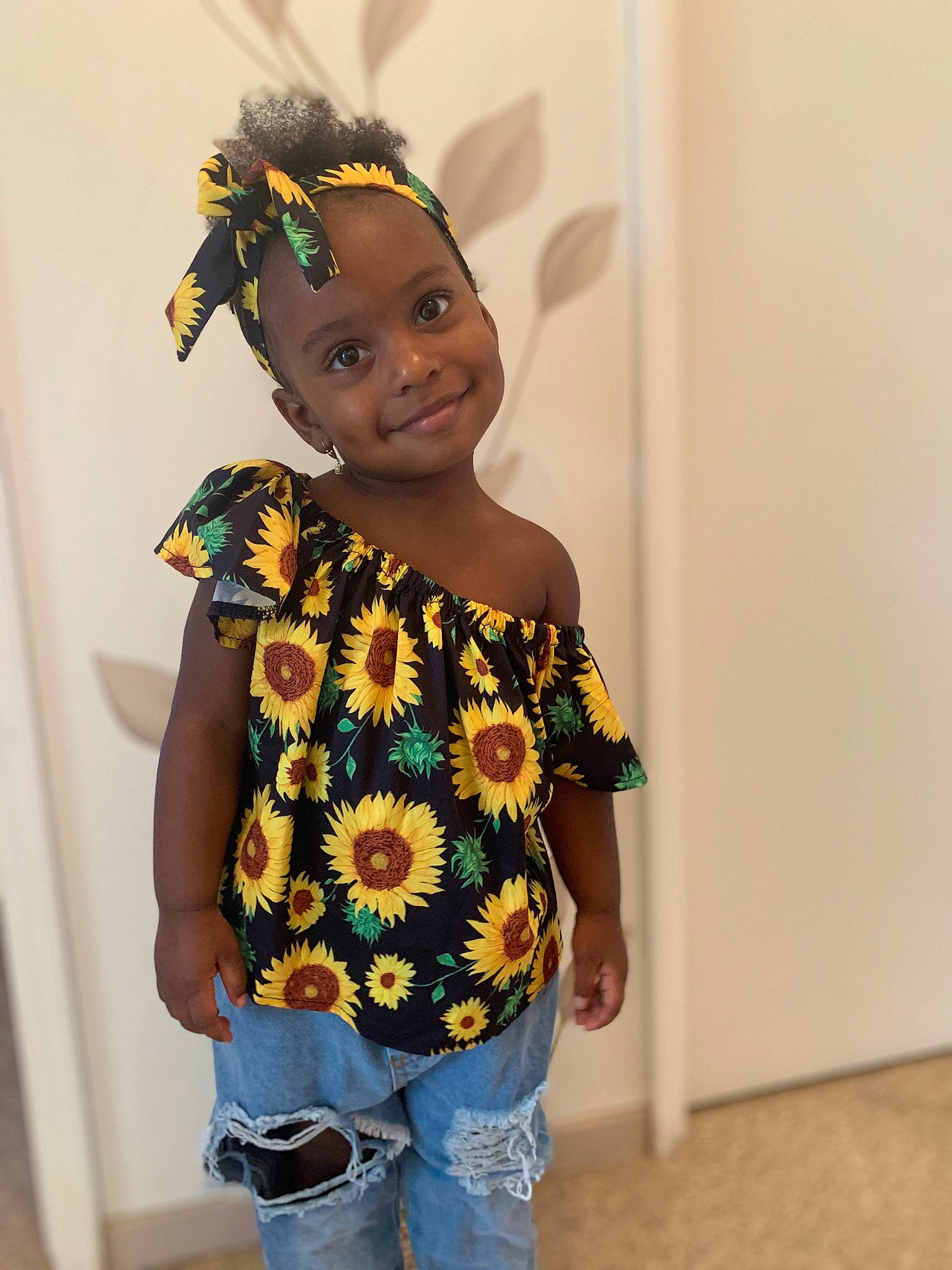 Jahlysse a rejoint le concours — aidez-le/la à gagner de superbes lots ! arm, baby_toddler_clothing, child, clothing, fashion_accessory, fashion_design, hair, happy, iris, jeans, jewellery, joy, neck, necklace, pattern, person, shoulder, sleeve, smile, t_shirt