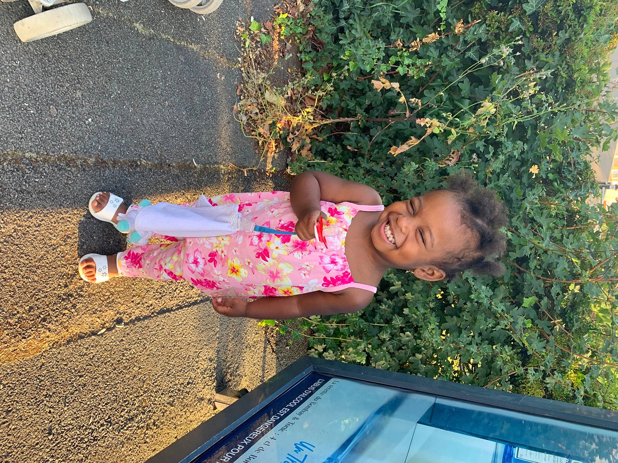 Jahlysse a rejoint le concours — aidez-le/la à gagner de superbes lots ! child, flower, fun, grass, green, happy, joy, leisure, light, line, morning, nature, people_in_nature, person, photograph, plant, public_space, summer, sunlight, tints_and_shades