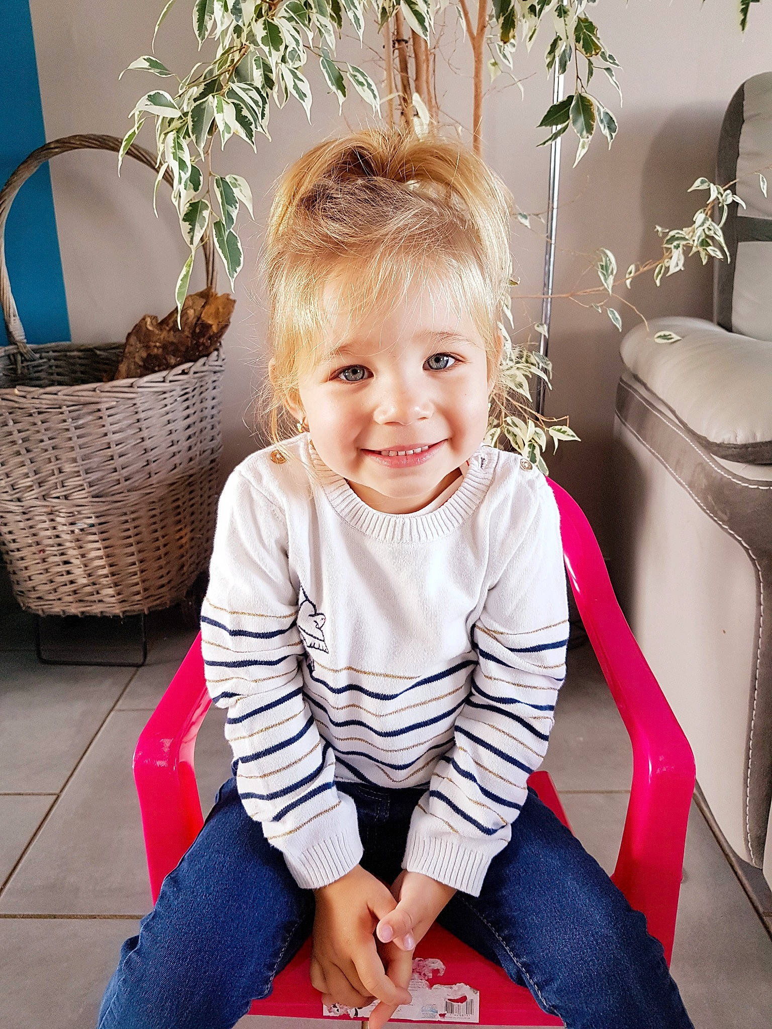 Anthea a rejoint le concours — aidez-le/la à gagner de superbes lots ! baby, child, joy, leg, person, play, sitting, sleeve, smile, standing, toddler