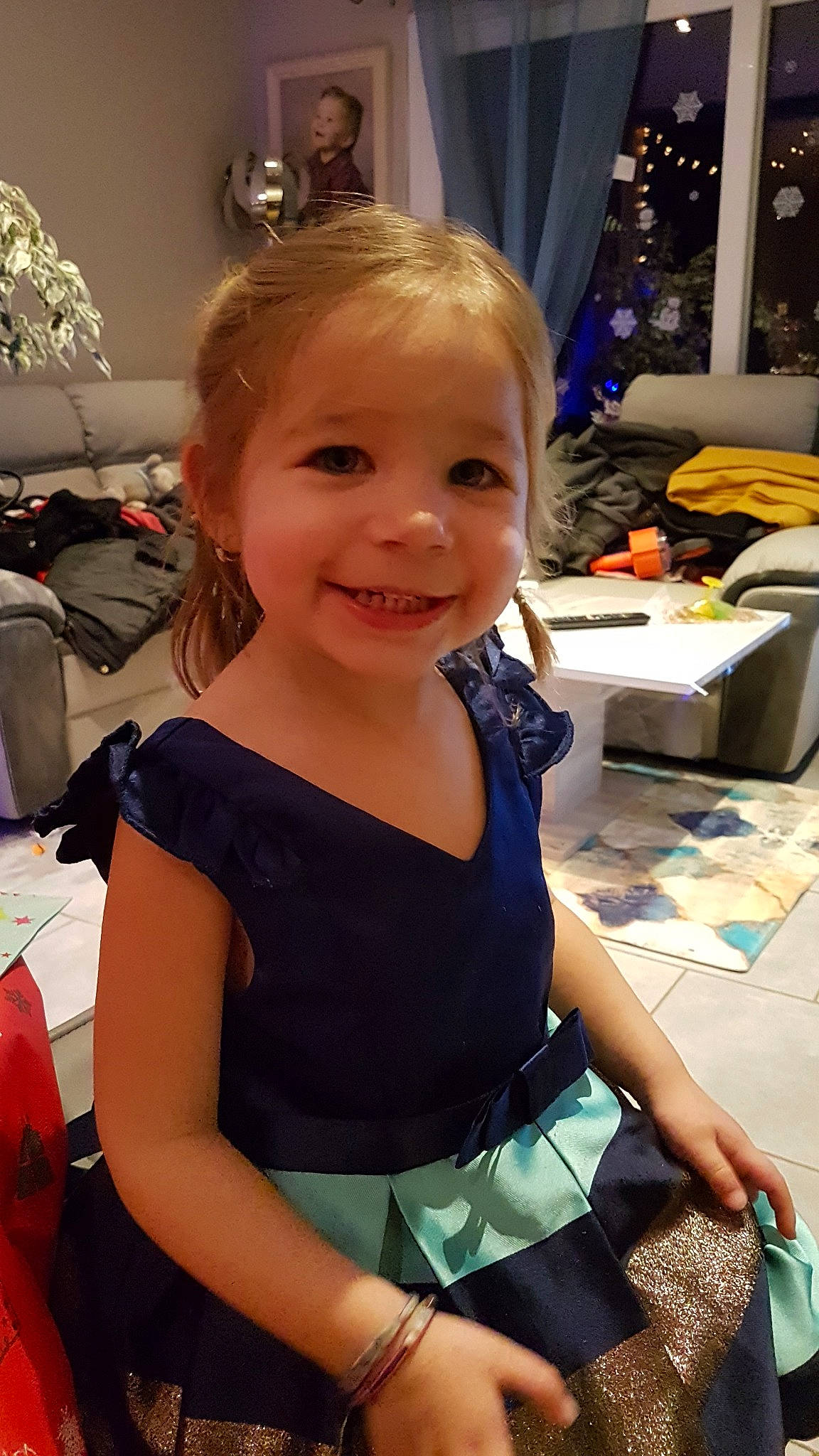 Anthea a rejoint le concours — aidez-le/la à gagner de superbes lots ! arm, brown_hair, child, hair, hairstyle, joy, long_hair, person, smile, toddler