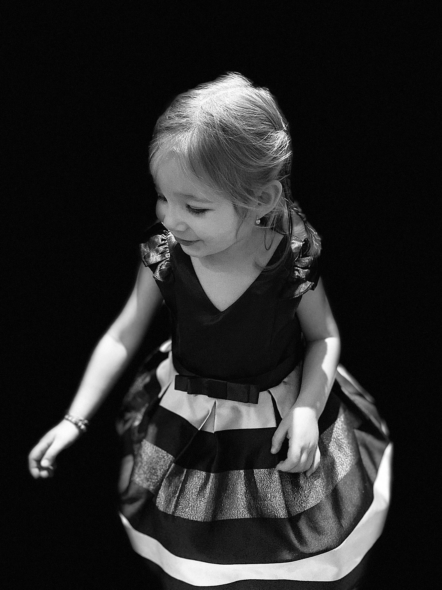 Anthea a rejoint le concours — aidez-le/la à gagner de superbes lots ! baby, black, black_and_white, child, child_model, dress, flash_photography, hand, joy, monochrome, monochrome_photography, person, photo_shoot, photograph, photography, portrait, portrait_photography, smile, stock_photography, style