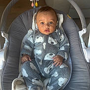 Jahyann participe au concours pour gagner de l'argent avec cette photo : baby, infant, onesie, polar_bear_pattern, baby_rocker, plush_toy, gray, white, cozy, soft, blanket, indoor, child, cute, wide_eyes, seated, clothing, warm, expression, comfort