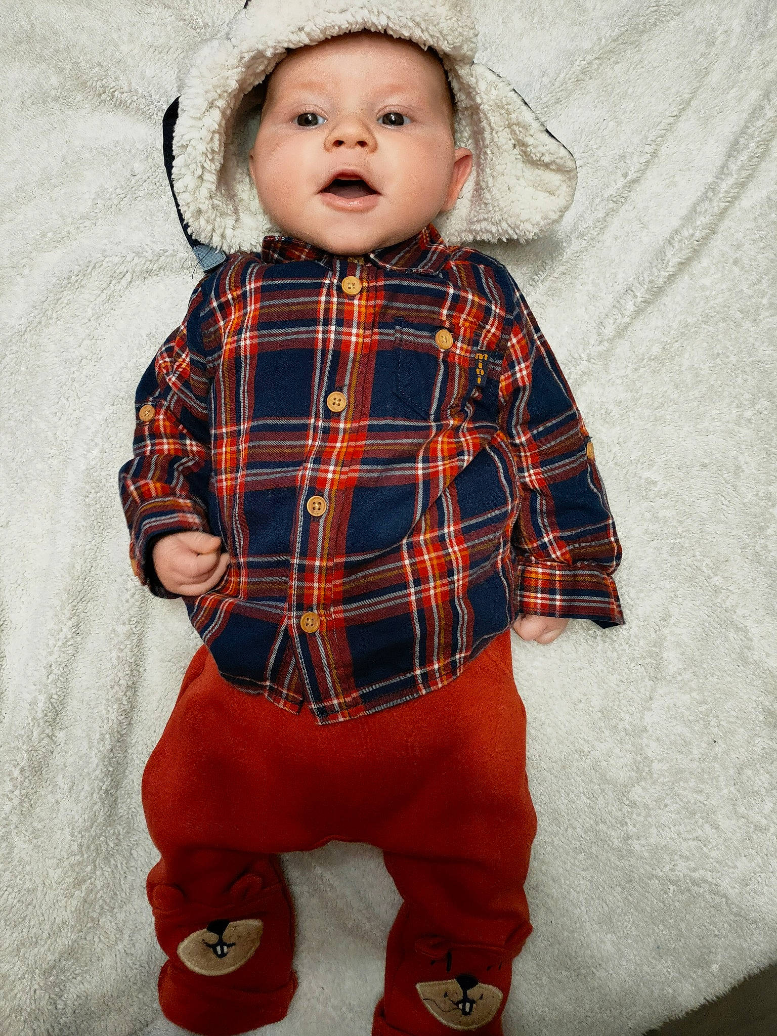Ethan a rejoint le concours — aidez-le/la à gagner de superbes lots ! baby_toddler_clothing, child, collar, costume, costume_hat, doll, dress_shirt, formal_wear, fur, headgear, headwear, orange, outerwear, pattern, person, plaid, red, sleeve, standing, tartan