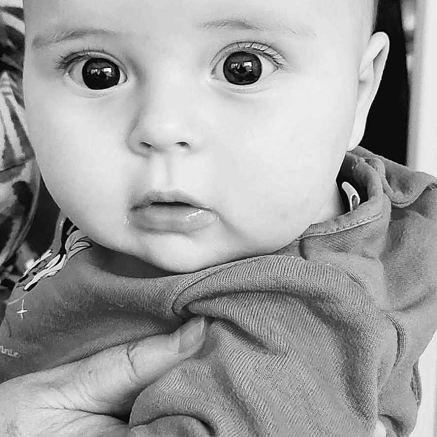 Sofia a rejoint le concours — aidez-le/la à gagner de superbes lots ! baby, black_and_white, child, closeup, clothing, cute, expression, eyelashes, eyes, face, hand, holding, indoor, infant, mouth, nose, person, portrait, skin, young