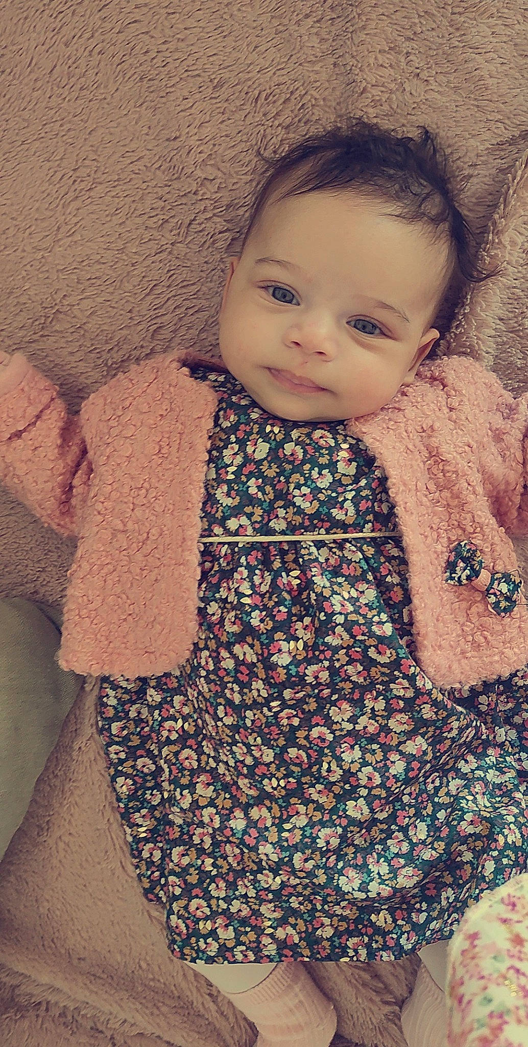 Paloma a rejoint le concours — aidez-le/la à gagner de superbes lots ! arm, baby, baby_toddler_clothing, cheek, eye, face, hair, head, human_body, iris, lip, neck, nose, organ, outerwear, person, shoulder, skin, sleeve, textile