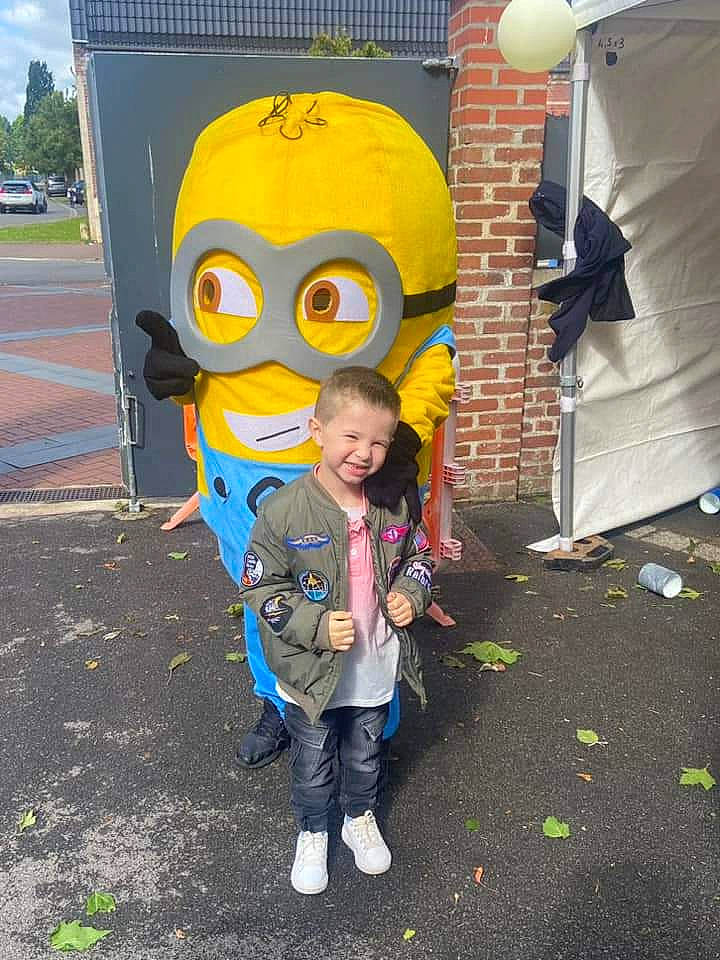 Jessy participe au concours pour gagner de l'argent avec cette photo : architecture, boy, building, child, city, clothing, coat, costume, face, head, jacket, outdoors, pants, person, photography, portrait, road, shelter, street, urban