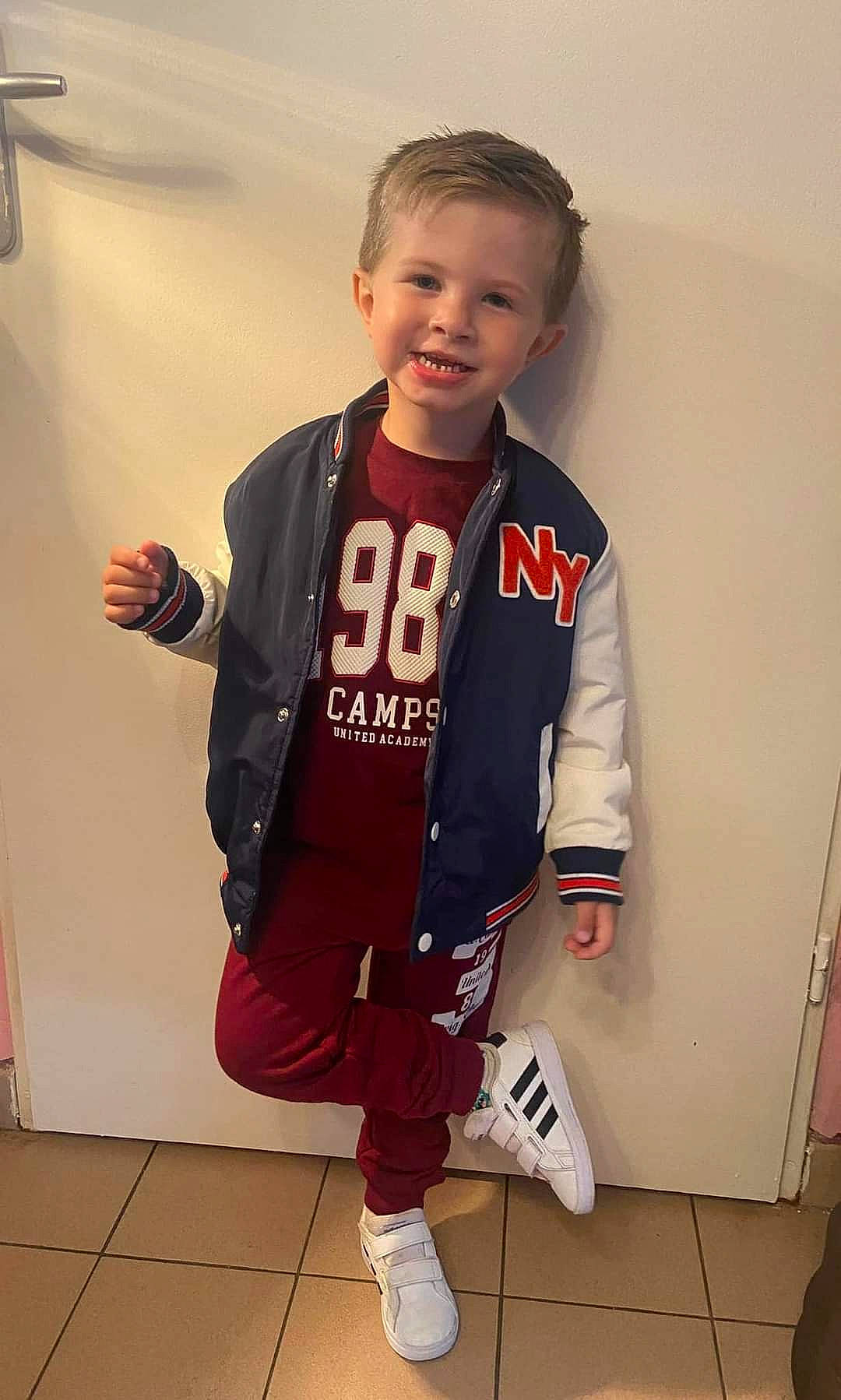 Jessy participe au concours pour gagner de l'argent avec cette photo : carmine, collar, fashion_design, flooring, fun, fur, jersey, joy, knee, outerwear, person, personal_protective_equipment, sleeve, smile, sock, sports_gear, sports_uniform, sportswear, t_shirt, thigh