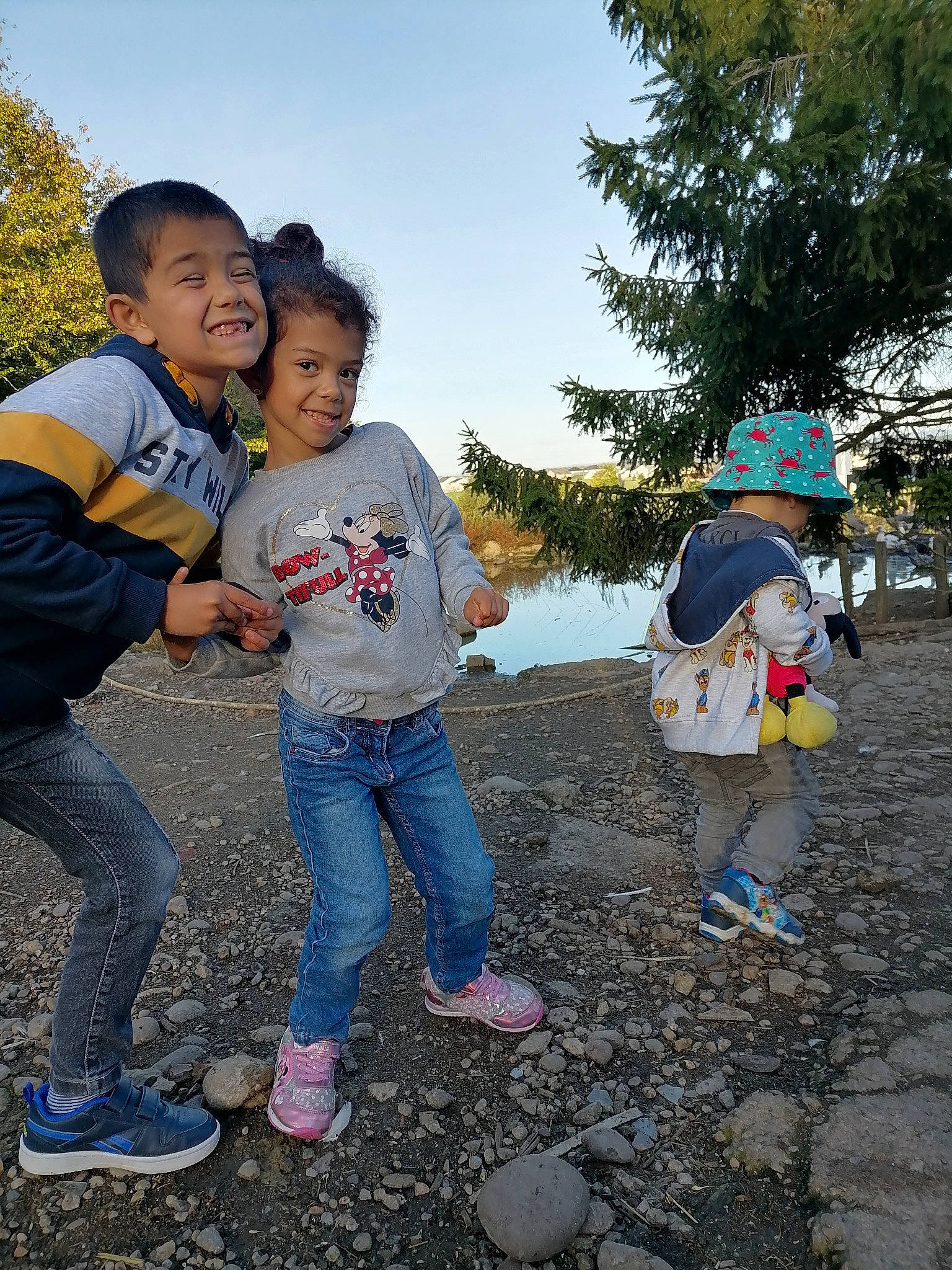 Léona participe au concours pour gagner de l'argent avec cette photo : body_of_water, footwear, gesture, grass, happy, jeans, joy, leg, leisure, natural_environment, people_in_nature, person, plant, public_space, shoe, sky, smile, sneakers, standing, travel