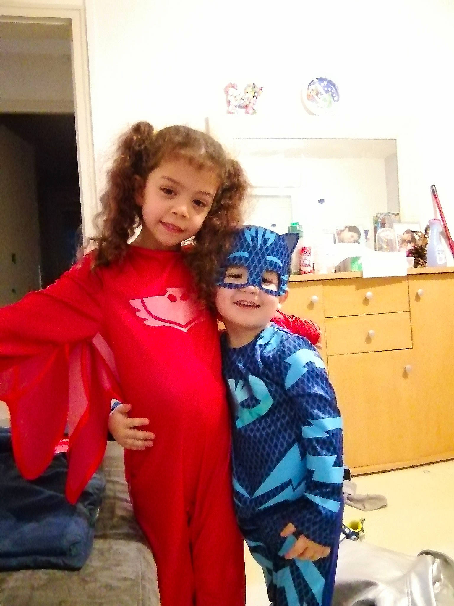 Léona a rejoint le concours — aidez-le/la à gagner de superbes lots ! blurred, cabinetry, clothing, cooking, costume, countertop, dress, electric_blue, event, fashion_design, formal_wear, fun, fur, glove, happy, joy, kitchen, long_hair, person, room