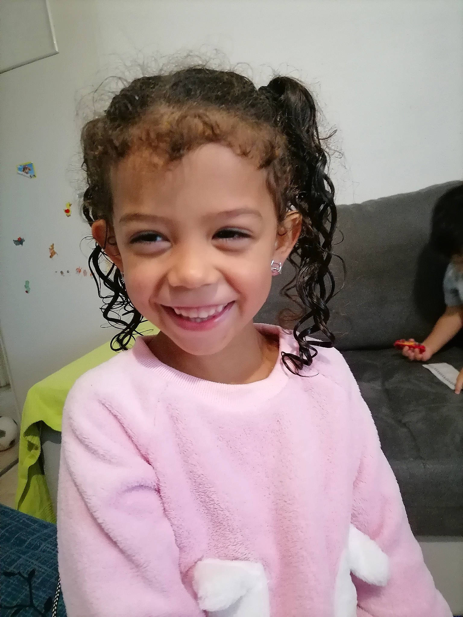 Léona participe au concours pour gagner de l'argent avec cette photo : cheek, chin, ear, eyebrow, eyelash, face, facial_expression, fun, hair, hairstyle, happy, head, iris, joy, neck, person, pink, shoulder, skin, sleeve