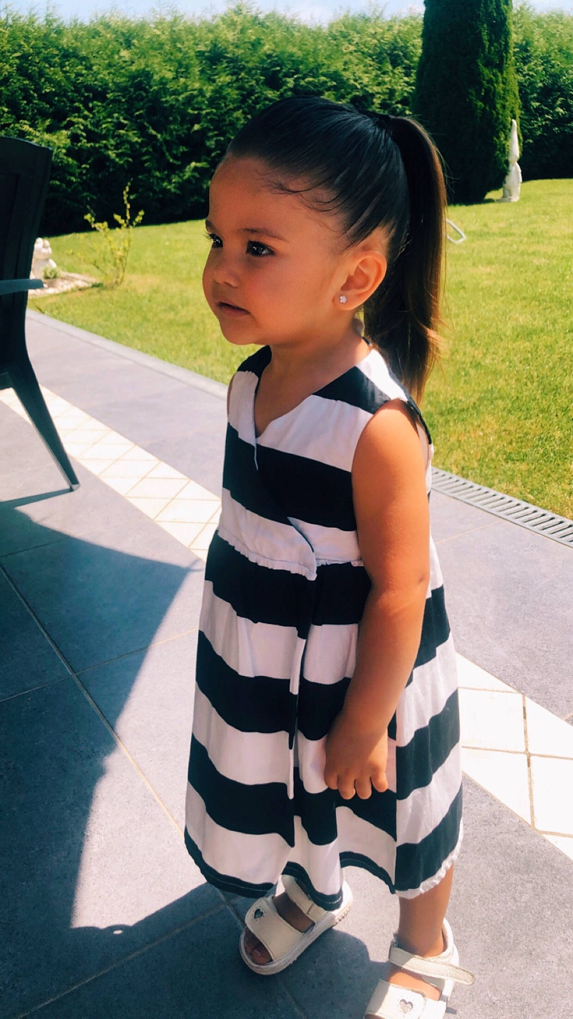 Kiara a rejoint le concours — aidez-le/la à gagner de superbes lots ! cool, face, finger, grass, green, hair, hairstyle, joint, leisure, neck, person, photograph, plant, public_space, shoulder, sleeve, standing, street_fashion, textile, toddler