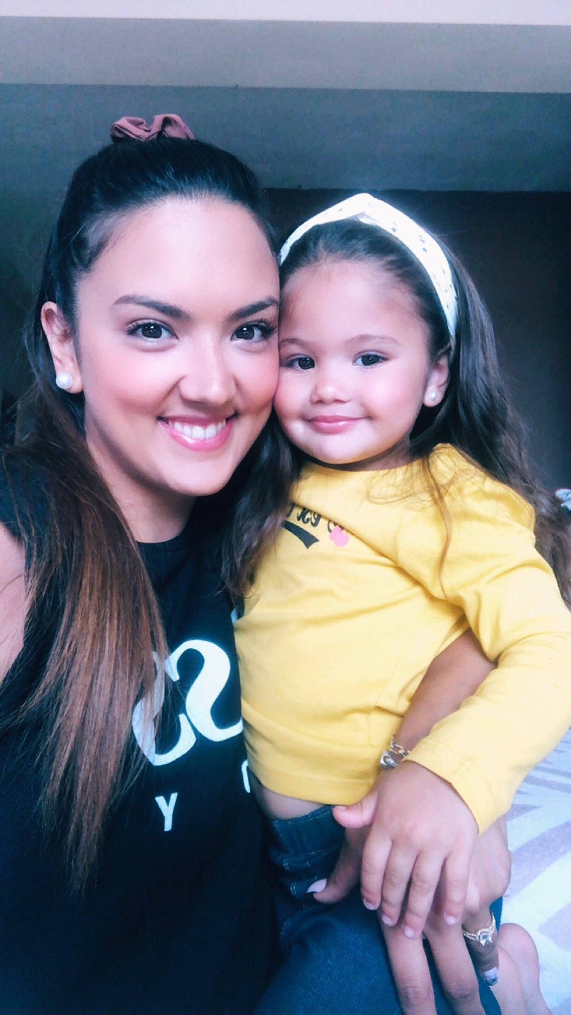 Kiara participe au concours pour gagner de l'argent avec cette photo : black_hair, cheek, child, chin, event, eyebrow, face, flash_photography, friendship, fun, gesture, hair, happy, interaction, iris, jewellery, joy, lip, person, skin