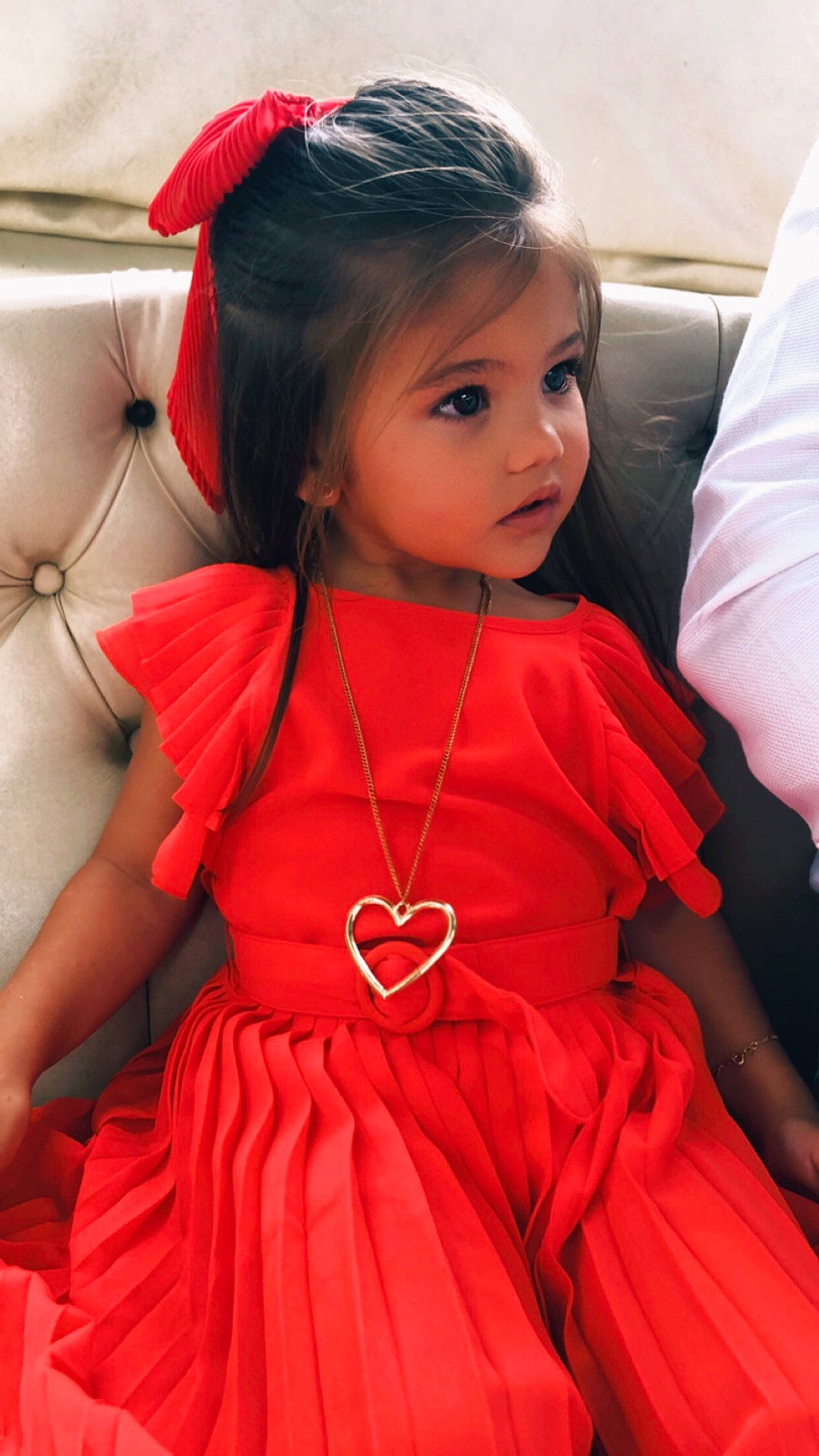 Kiara a rejoint le concours — aidez-le/la à gagner de superbes lots ! baby_toddler_clothing, black_hair, day_dress, dress, eyebrow, eyelash, face, fashion_design, hairstyle, happy, lip, neck, one_piece_garment, orange, person, pink, red, shoulder, skin, sleeve