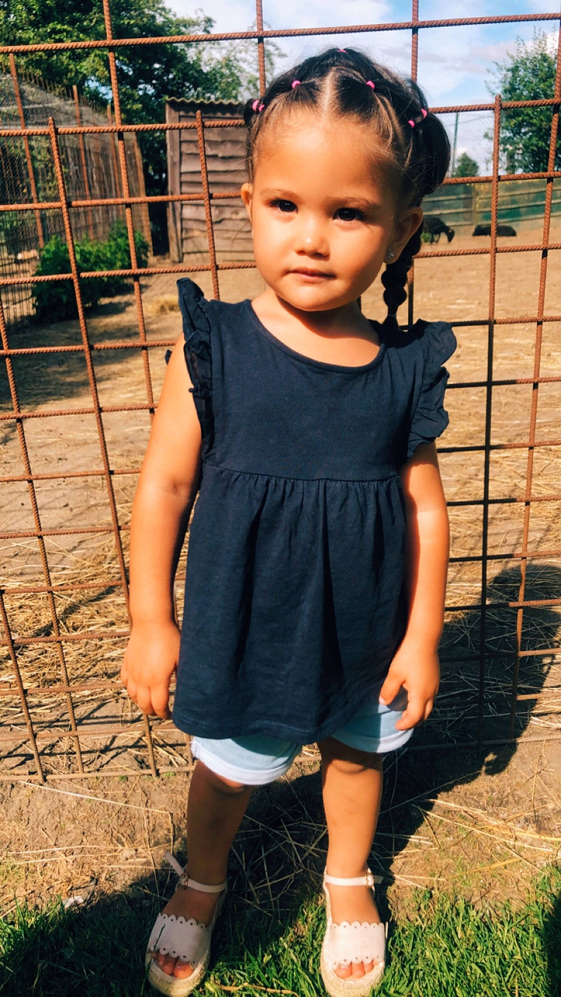 Kiara participe au concours pour gagner de l'argent avec cette photo : baby_toddler_clothing, child, day_dress, dress, eye, face, grass, hair, happy, head, jewellery, person, plant, sleeve, smile, street_fashion, summer, thigh, toddler, tree