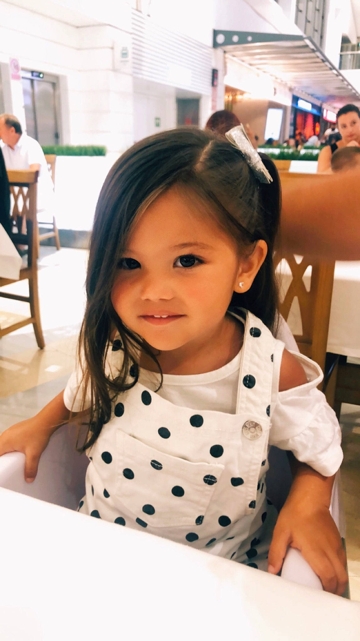 Kiara participe au concours pour gagner de l'argent avec cette photo : baby_toddler_clothing, bangs, beauty, black_hair, blurred, chair, child, collar, dress_shirt, event, eyelash, fun, hair, hairstyle, happy, human, pattern, person, product, sleeve