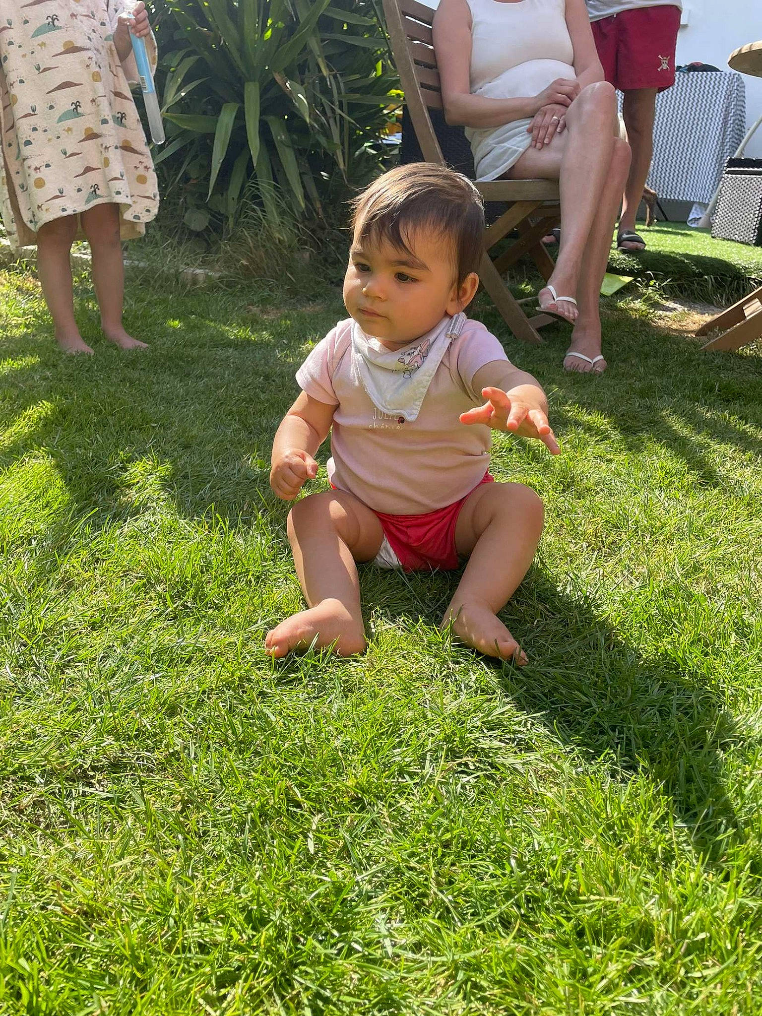 Lya a rejoint le concours — aidez-le/la à gagner de superbes lots ! baby, baby_toddler_clothing, barefoot, chair, child, foot, fun, garden, grass, grass_family, groundcover, happy, lawn, leisure, people_in_nature, person, plant, shorts, sitting, soil