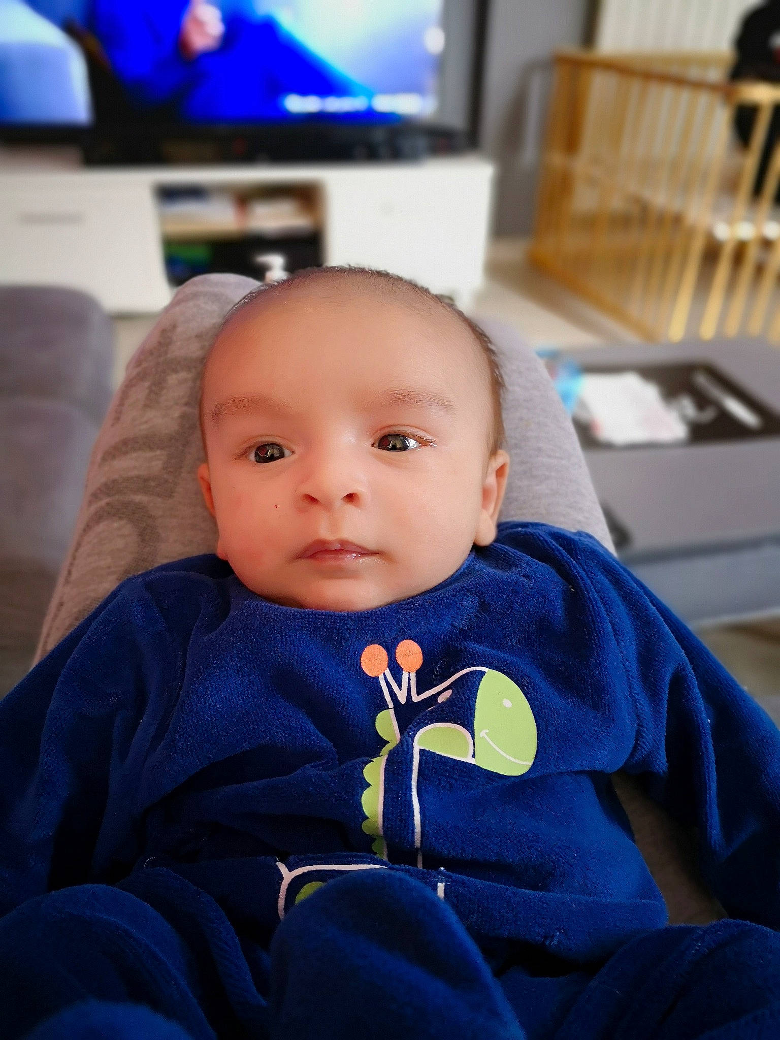 Swann a rejoint le concours — aidez-le/la à gagner de superbes lots ! baby, blue, cheek, child, ear, electronic_device, eye, face, head, lip, nose, person, sitting, skin, sky, toddler