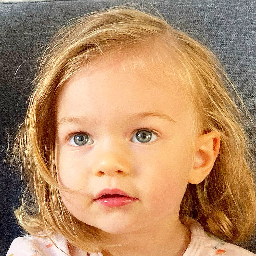 Jeanne participe au concours pour gagner de l'argent avec cette photo : cheek, chin, ear, eye, eyebrow, eyelash, face, facial_expression, forehead, hairstyle, happy, human_body, iris, jaw, lip, mouth, neck, nose, person, skin