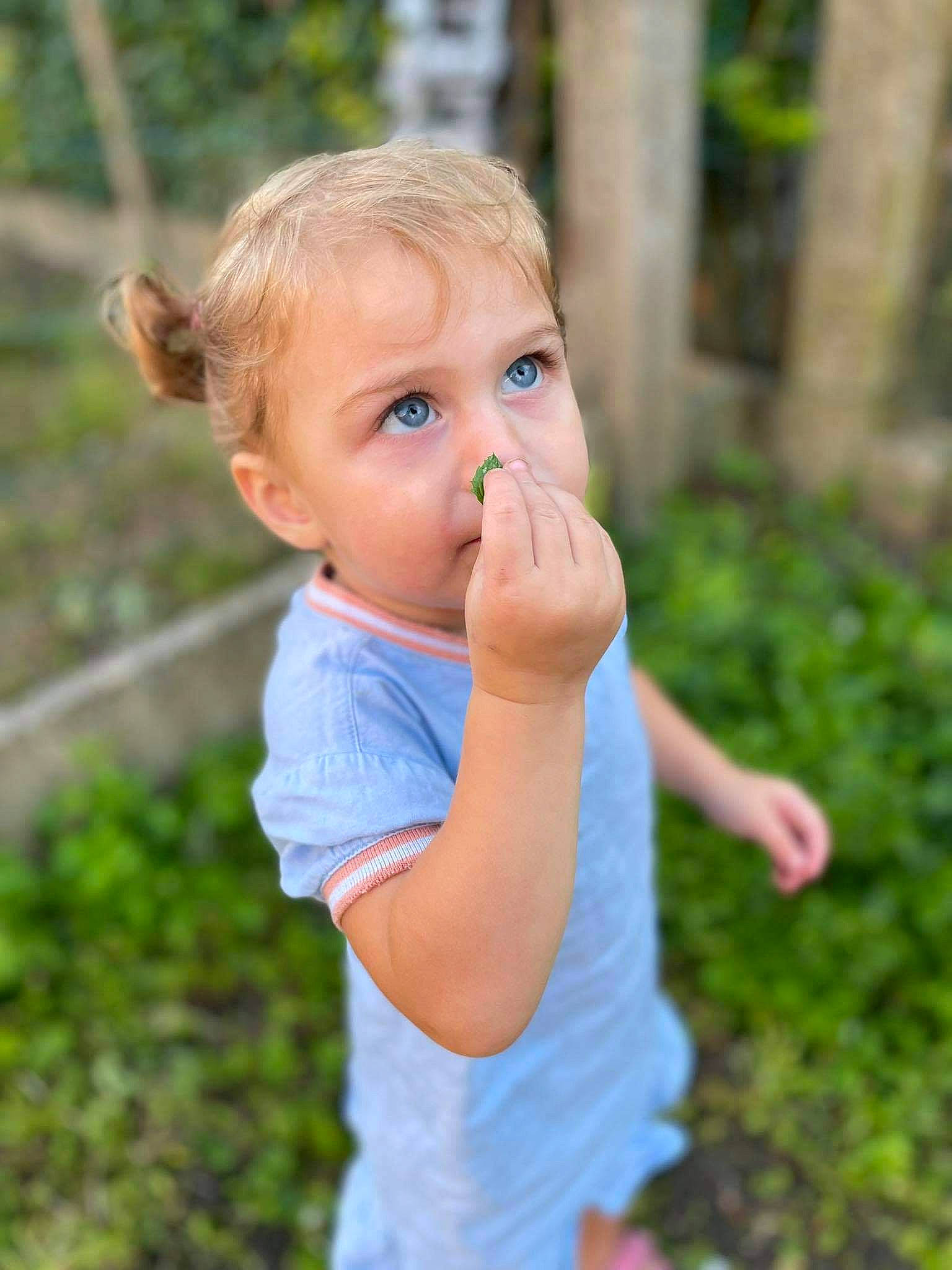 Salomé a rejoint le concours — aidez-le/la à gagner de superbes lots ! chin, eye, face, facial_expression, finger, gesture, grass, hair, happy, head, iris, leaf, lip, nature, neck, nose, people_in_nature, person, plant, skin