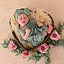 Nina a rejoint le concours — aidez-le/la à gagner de superbes lots ! baby, newborn, sleeping, heart_shaped_bowl, green_outfit, headband, floral_arrangement, pink_flowers, greenery, fur_lining, wooden_bowl, cute, peaceful, portrait, infant, soft_texture, decor, adorable, rest, toddler