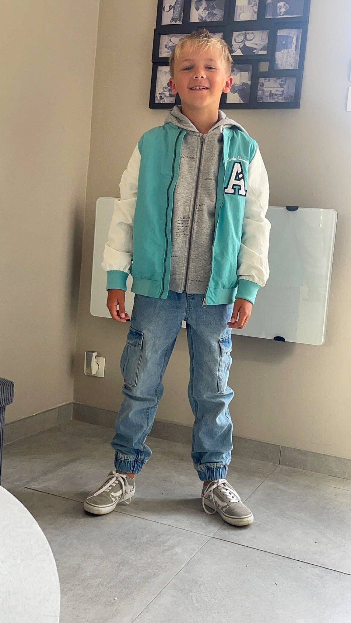 Hugo a rejoint le concours — aidez-le/la à gagner de superbes lots ! collar, cool, denim, electric_blue, fashion_accessory, flooring, formal_wear, grey, joy, outerwear, person, room, selfie, shoe, sleeve, smile, sneakers, sportswear, standing, t_shirt