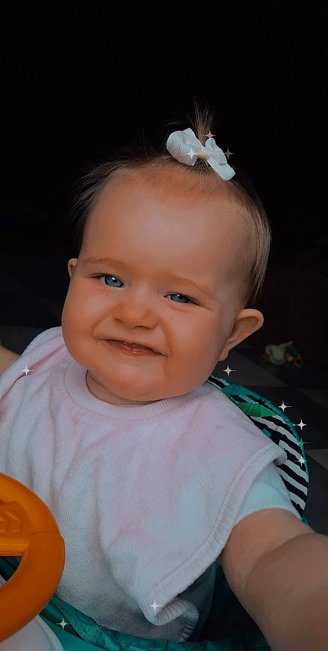 Kayla a rejoint le concours — aidez-le/la à gagner de superbes lots ! baby_toddler_clothing, cheek, chin, dress, eyebrow, eyelash, flash_photography, forehead, hairstyle, hand, happy, head, human_body, iris, joy, lip, nose, person, skin, sleeve