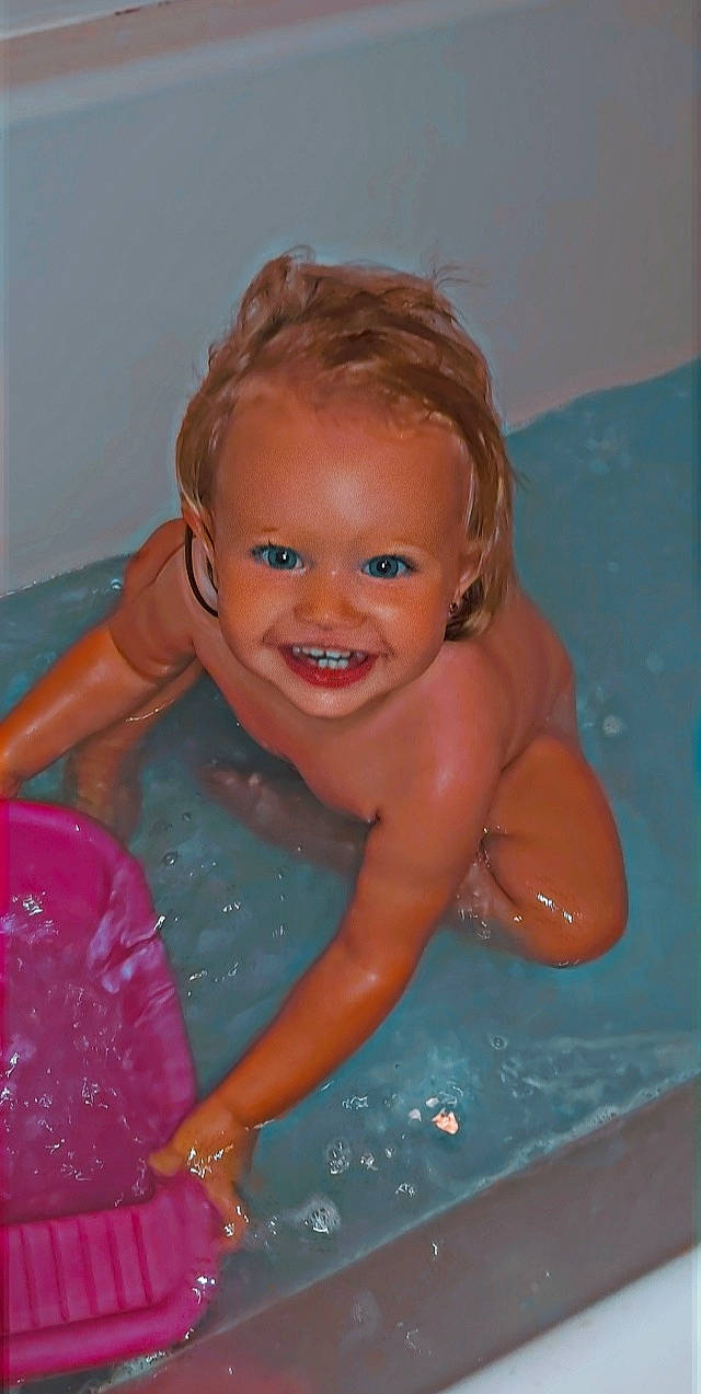 Kayla participe au concours pour gagner de l'argent avec cette photo : arm, baby_bathing, bathing, cheek, chest, child, eye, eyelash, face, fun, happy, human_body, iris, joy, leisure, person, pink, plumbing, skin, smile