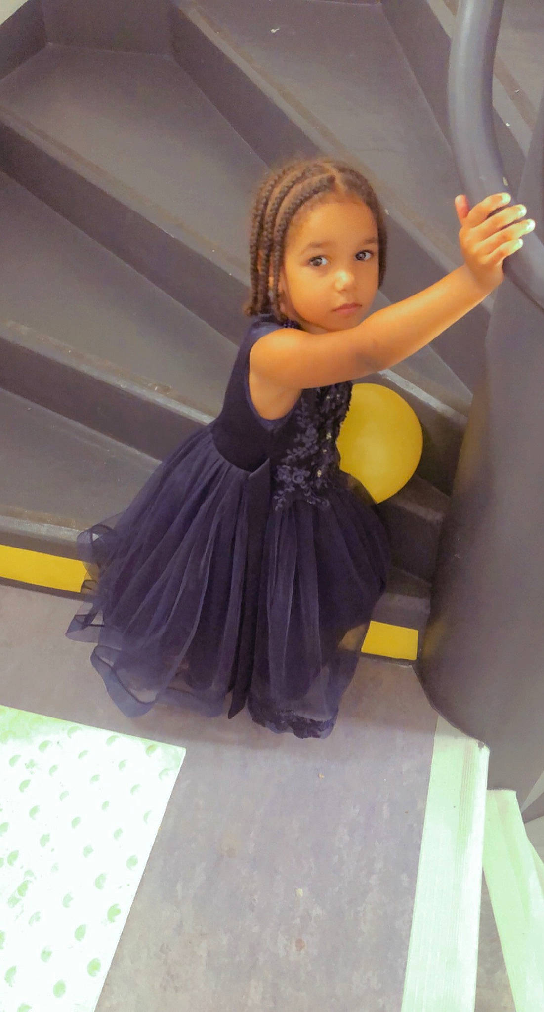 Naomie participe au concours pour gagner de l'argent avec cette photo : arm, fashion_design, floor, flooring, fun, gesture, happy, human_leg, joint, leg, long_hair, neck, one_piece_garment, person, purple, shoulder, sportswear, stairs, thigh, trunk