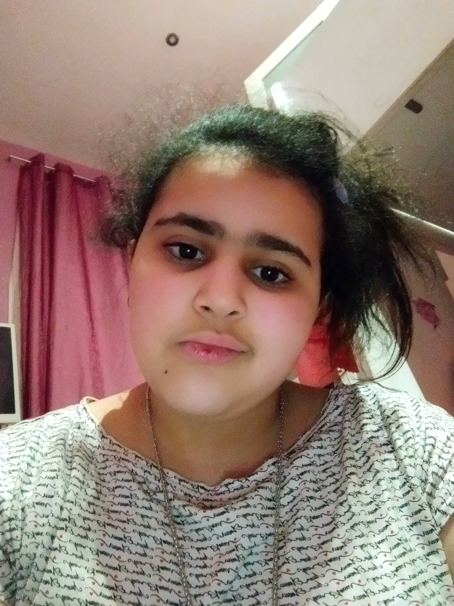 Kamélia a rejoint le concours — aidez-le/la à gagner de superbes lots ! beauty, black_hair, cheek, chin, curtain, ear, eyebrow, eyelash, forehead, iris, jaw, lip, long_hair, neck, nose, organ, person, skin, sleeve, temple