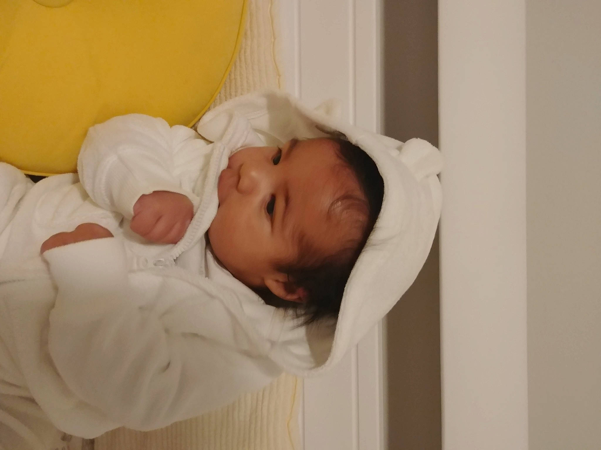 Kylan a rejoint le concours — aidez-le/la à gagner de superbes lots ! baby, baby_products, baby_safety, baby_sleeping, baby_toddler_clothing, bedtime, child, comfort, hat, infant_bed, linens, person, portrait_photography, room, sleeve, toddler