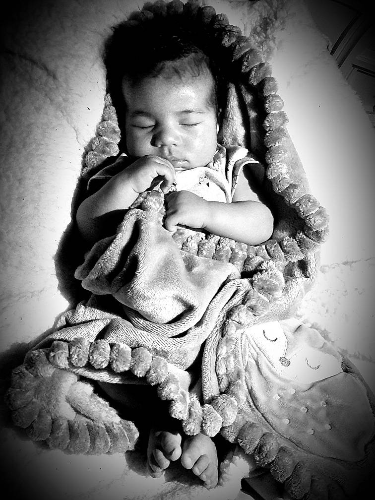 Kylan a rejoint le concours — aidez-le/la à gagner de superbes lots ! baby, baby_toddler_clothing, beauty, black, black_and_white, child, facial_expression, flash_photography, gesture, happy, human_body, iris, monochrome, monochrome_photography, people, person, skin, smile, standing, style