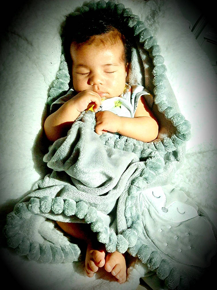 Kylan a rejoint le concours — aidez-le/la à gagner de superbes lots ! baby, baby_toddler_clothing, cheek, child, dress, eye, facial_expression, flash_photography, gesture, hairstyle, hand, happy, iris, lip, nose, person, skin, sleeve, smile, standing