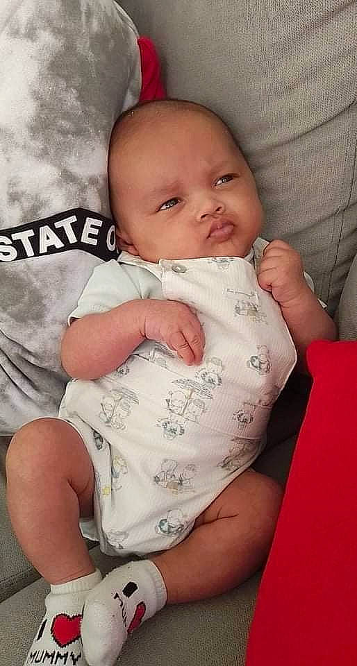 Enzo participe au concours pour gagner de l'argent avec cette photo : baby, baby_toddler_clothing, cheek, chin, comfort, eye, face, finger, hairstyle, iris, leg, lip, mouth, neck, nose, person, pink, skin, sleeve, stomach